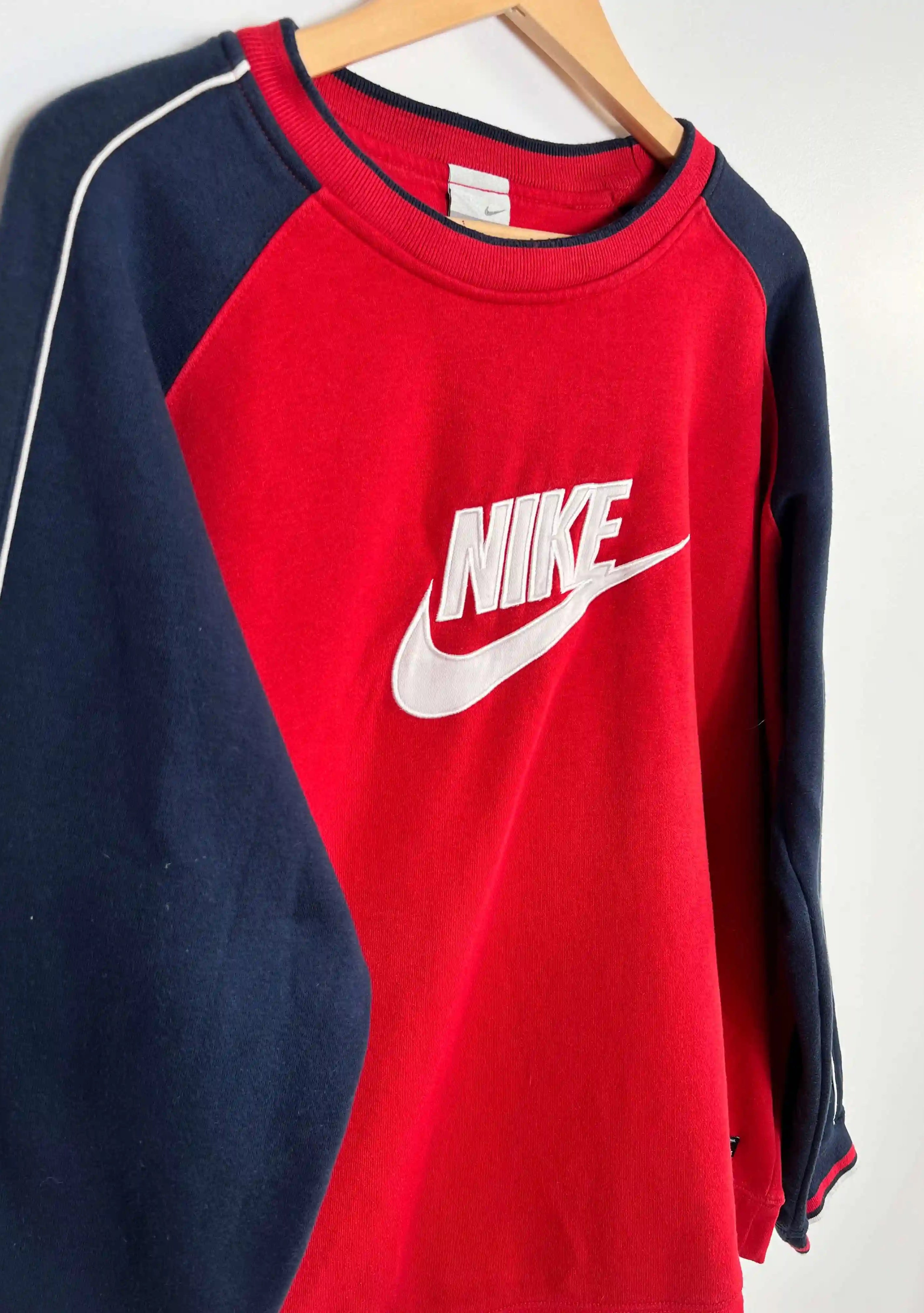 2000s Nike Sweatshirt Vintage Rouge vue du logo nike brodé