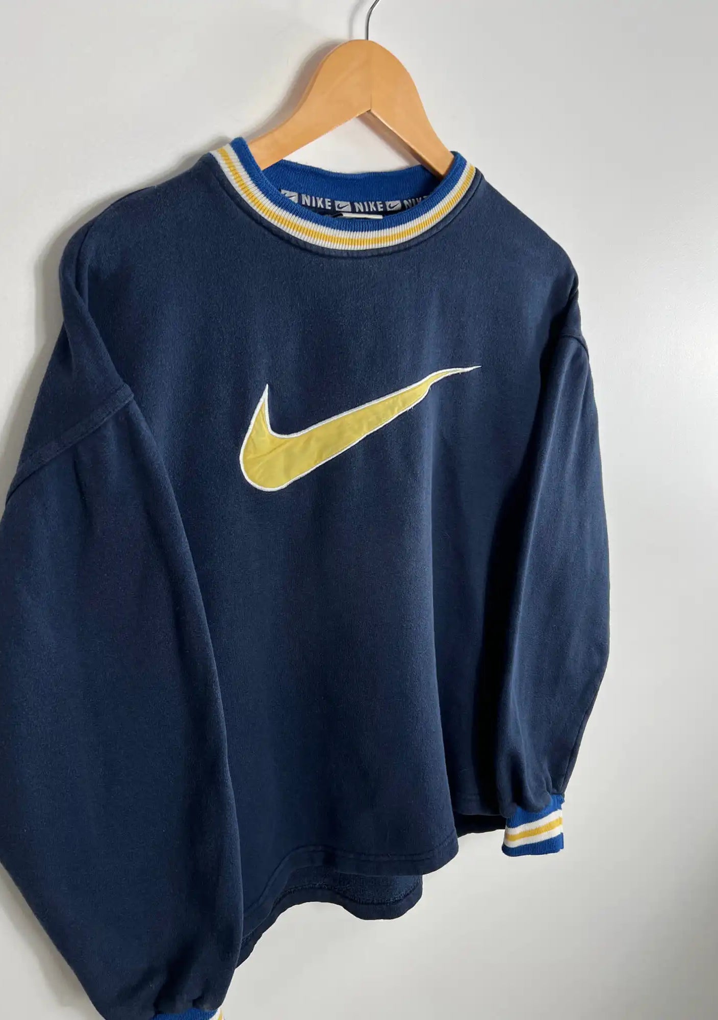 90's Vintage Nike Sweatshirt Big Swoosh Bleu vue de coter