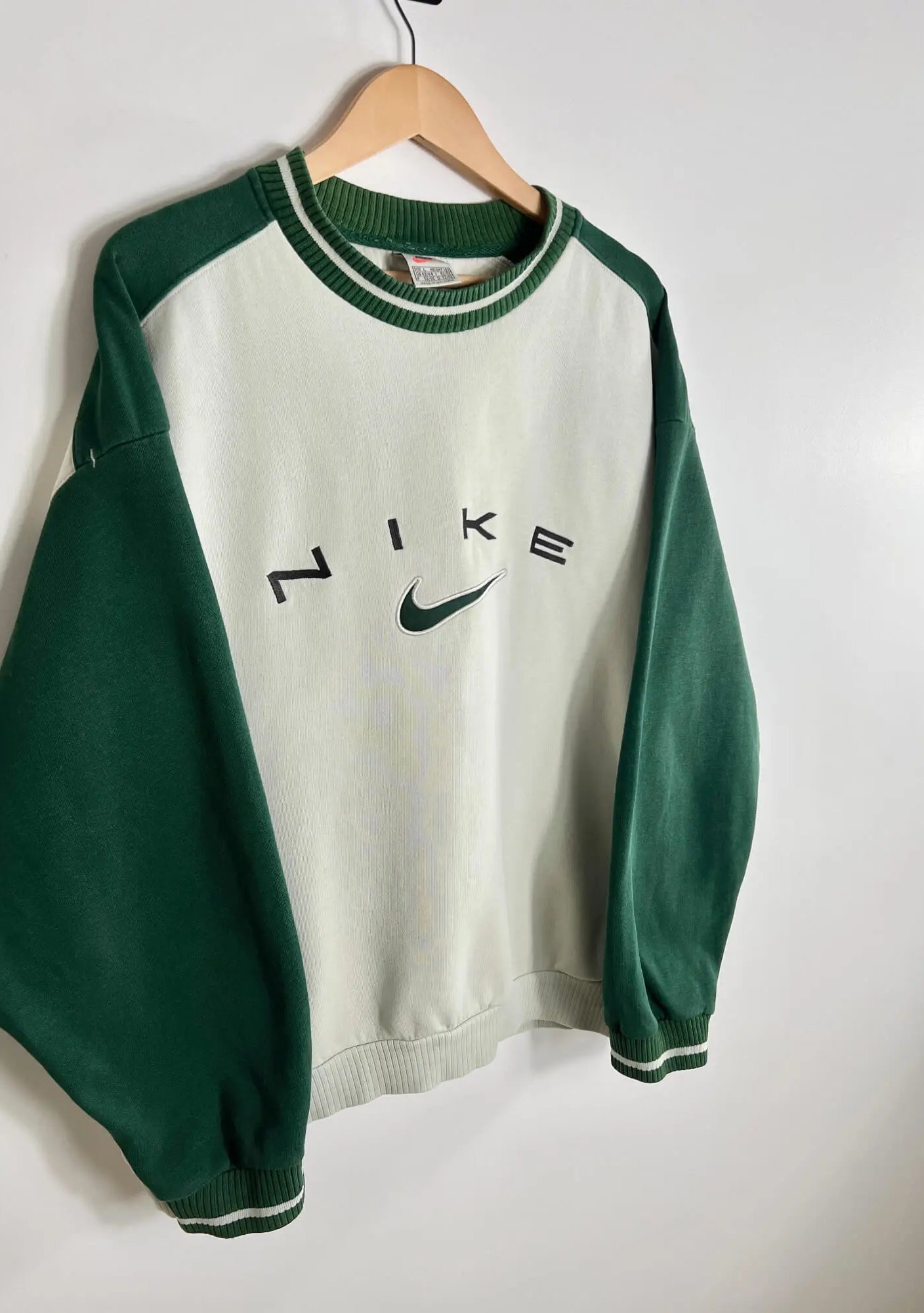 Pull Nike Vintage 90s Homme Vert et Blanc vue du logo nike