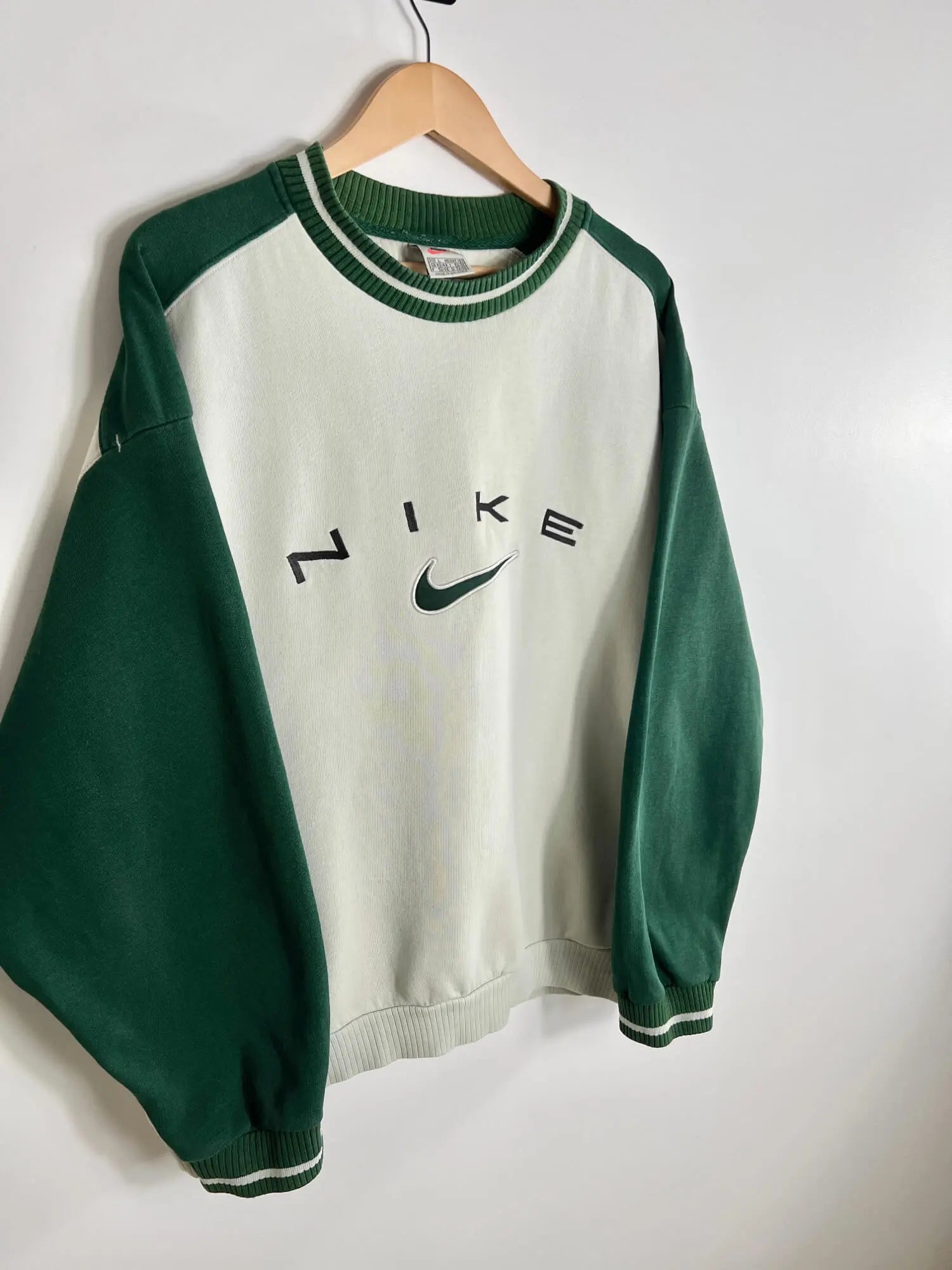 Pull Nike Vintage 90s Homme Vert et Blanc vue du logo nike