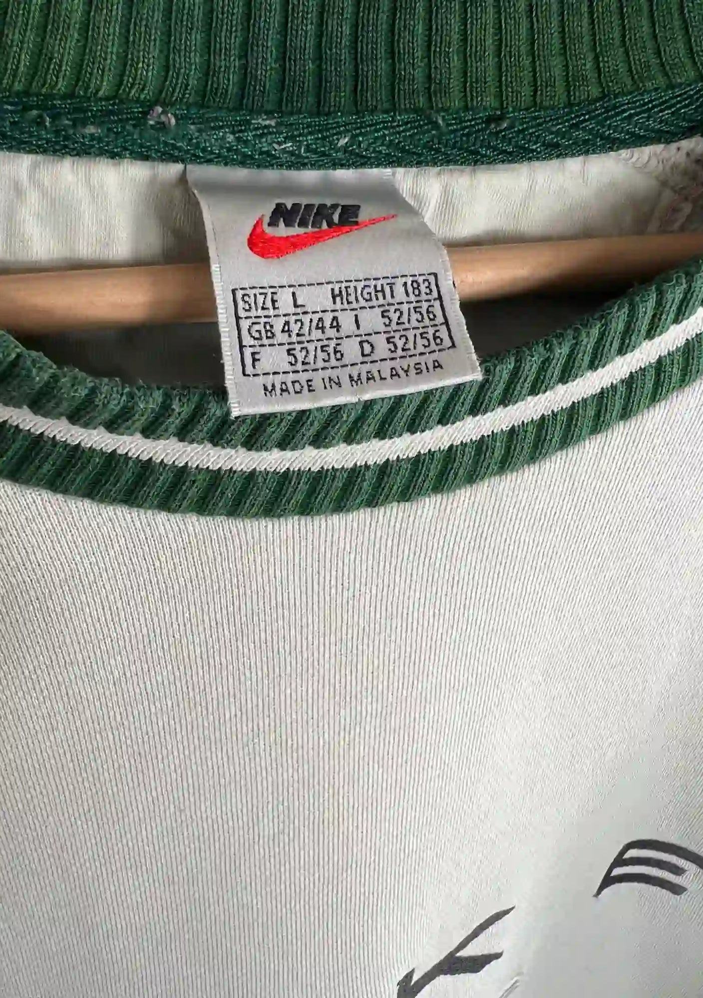 Pull Nike Vintage 90s Homme Vert et Blanc vue de etiquette nike
