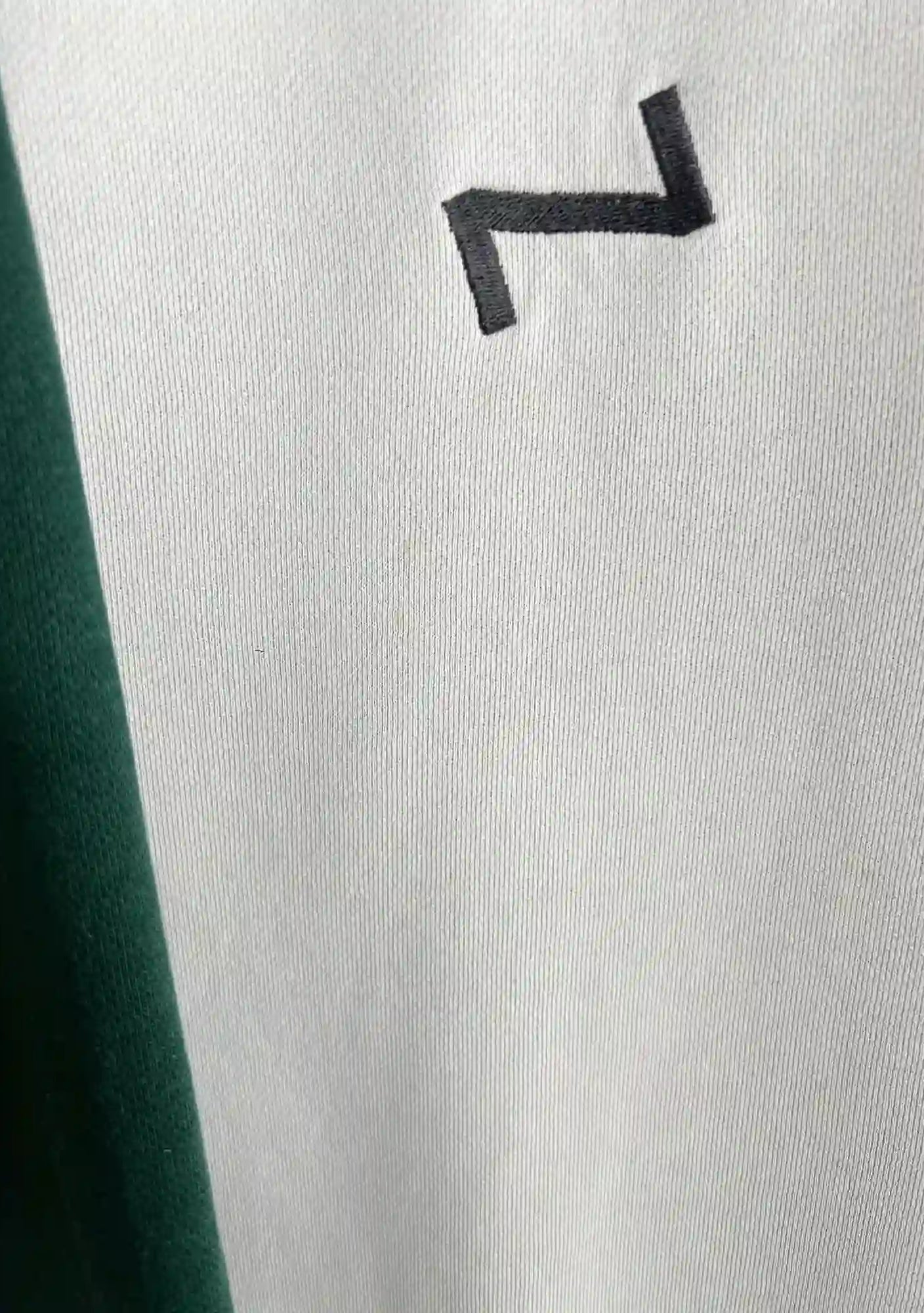 Pull Nike Vintage 90s Homme Vert et Blanc vue de la broderie