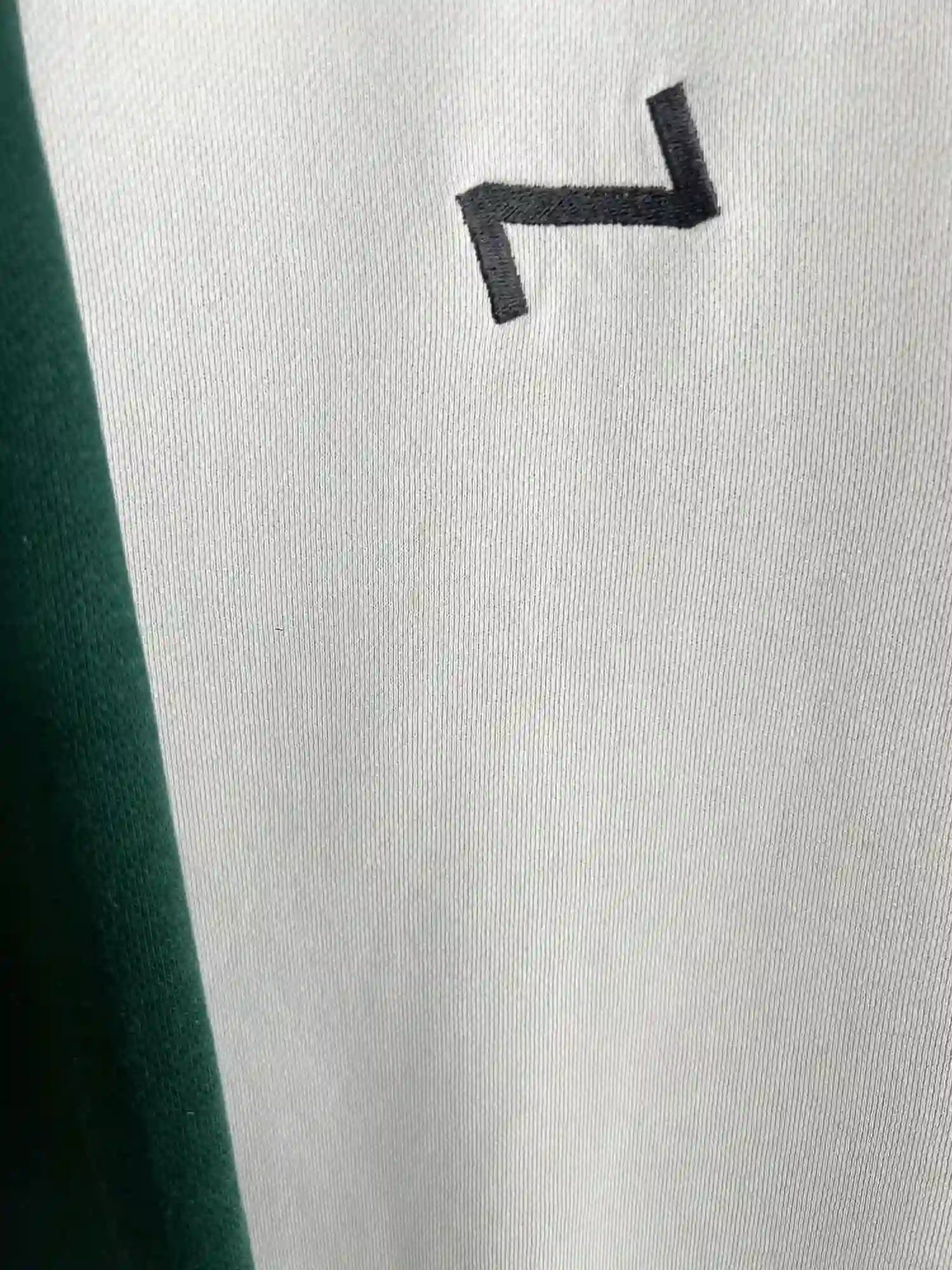 Pull Nike Vintage 90s Homme Vert et Blanc vue de la broderie