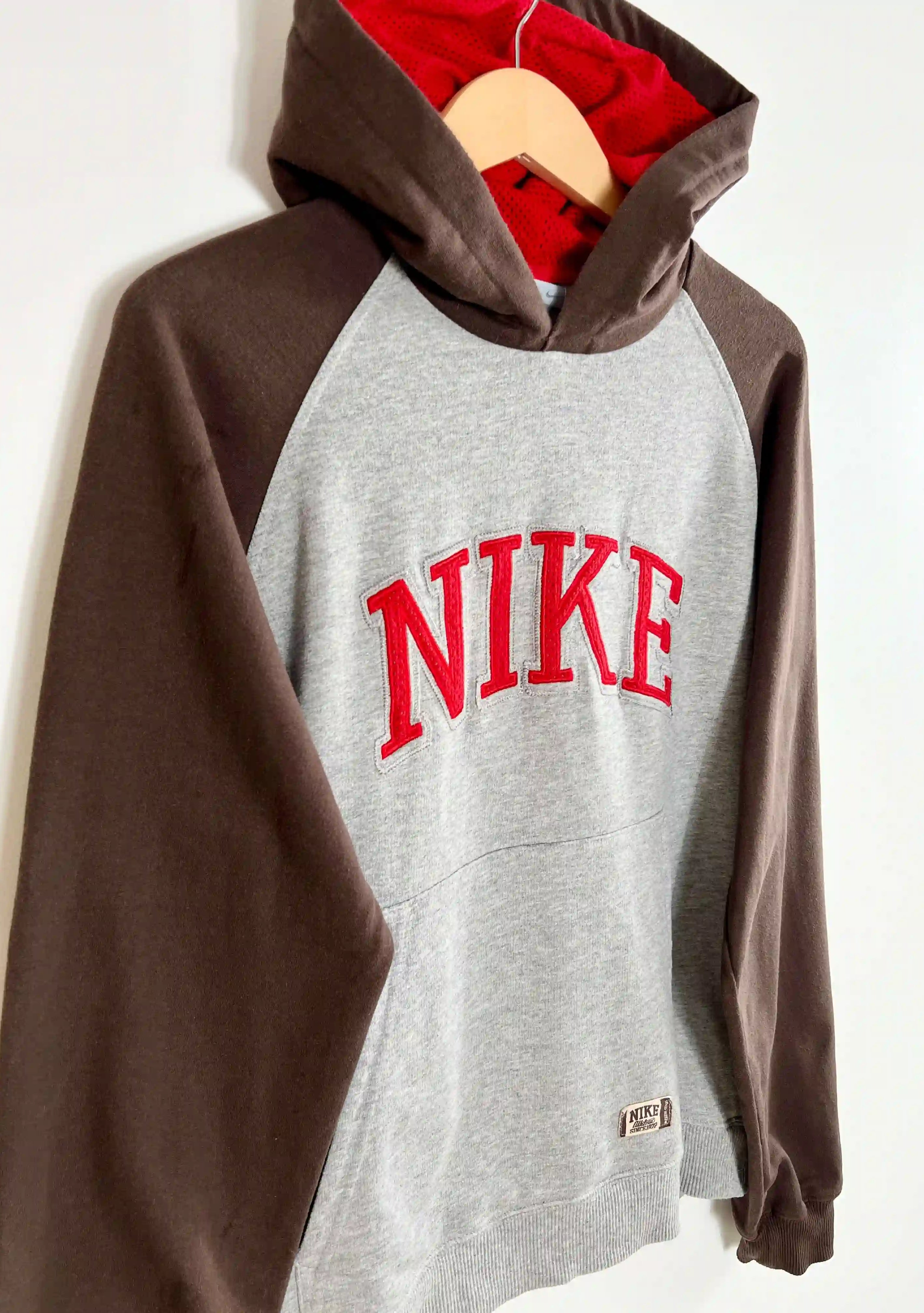 Vintage Nike Hoodie 2000s vue du logo nike brodé