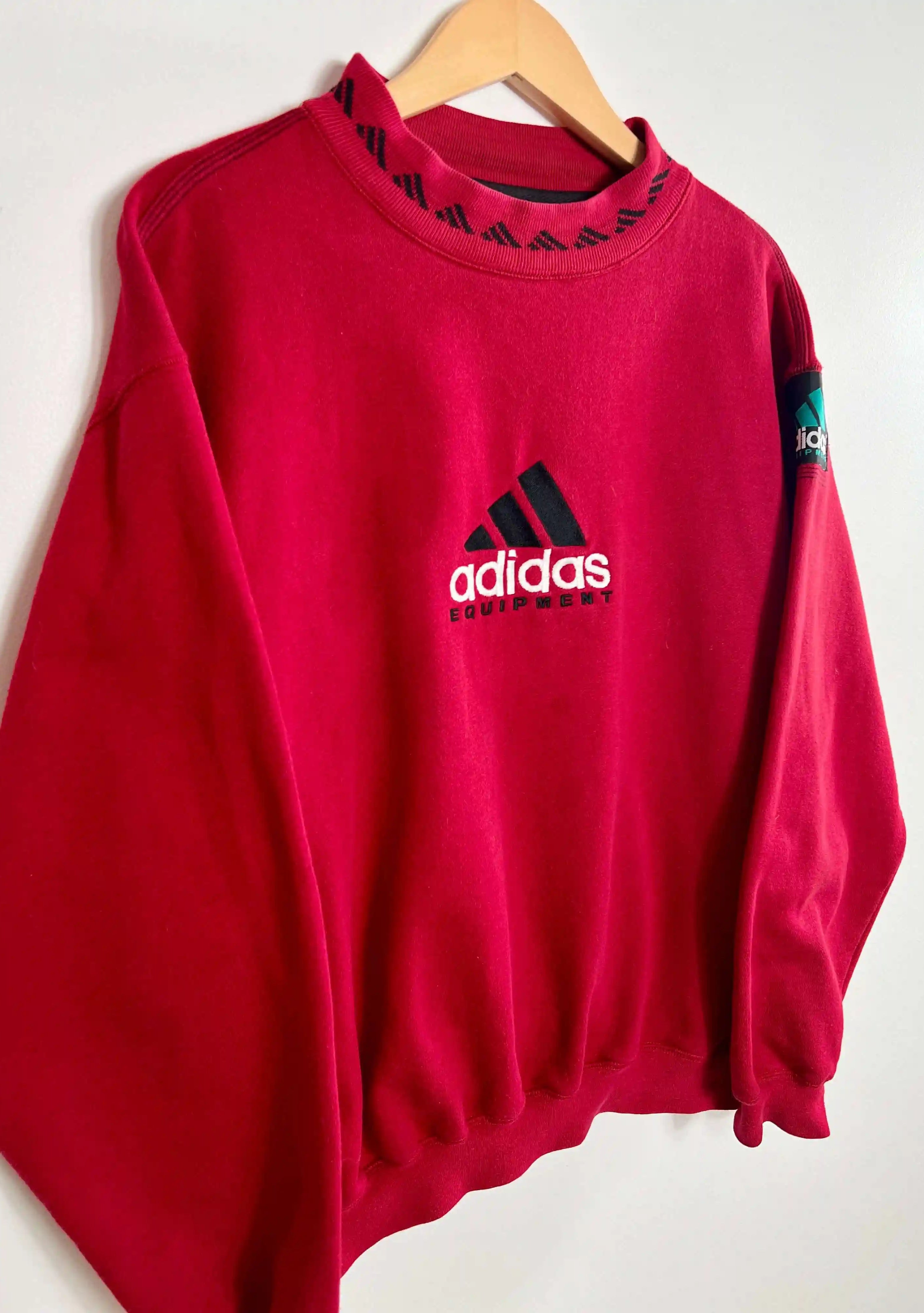 Adidas Equipment Vintage Sweatshirt Rouge vue du logo adidas
