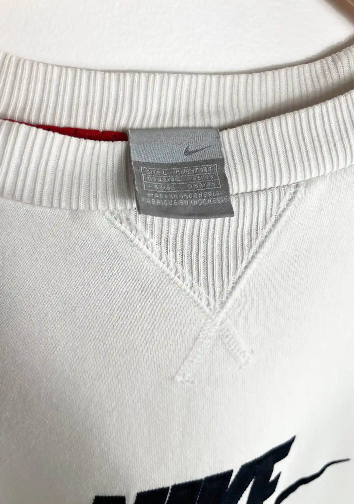 Ancien Pull Nike Vintage Blanc 2000s vue de etiquette