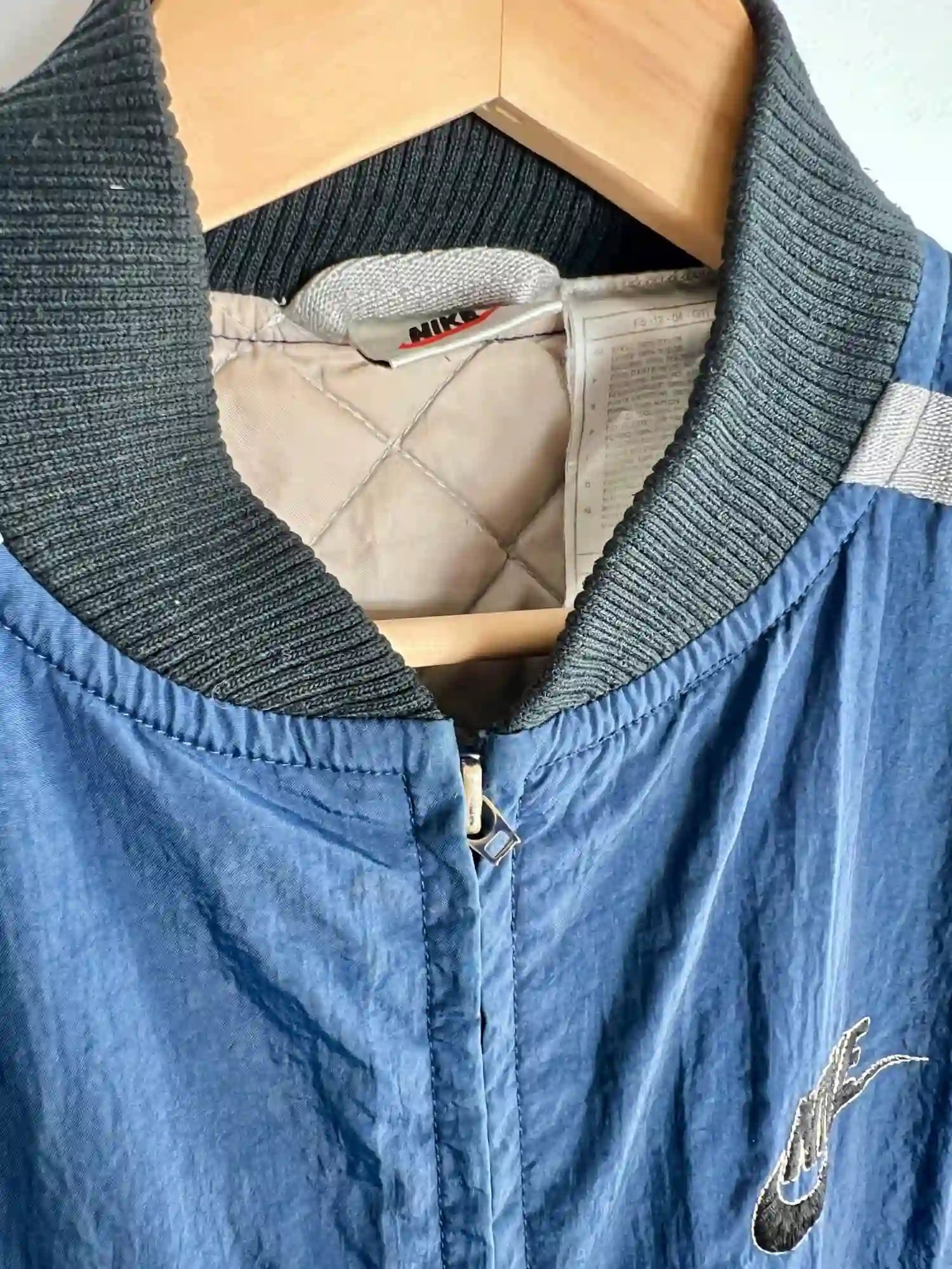 Bomber Homme Nike Bleu vue de etiquette