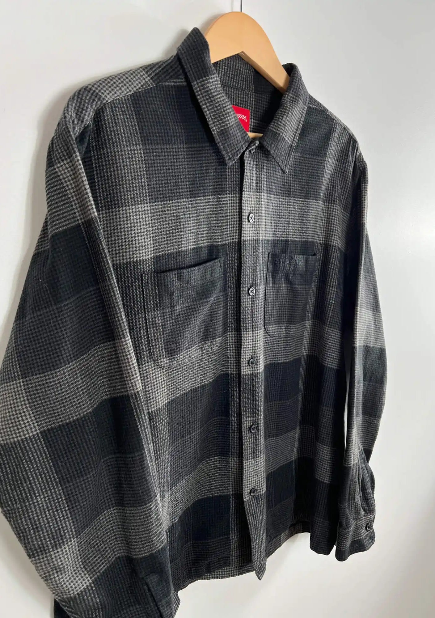 Chemise Supreme en flanelle a carreaux noir FW21 vue de cote