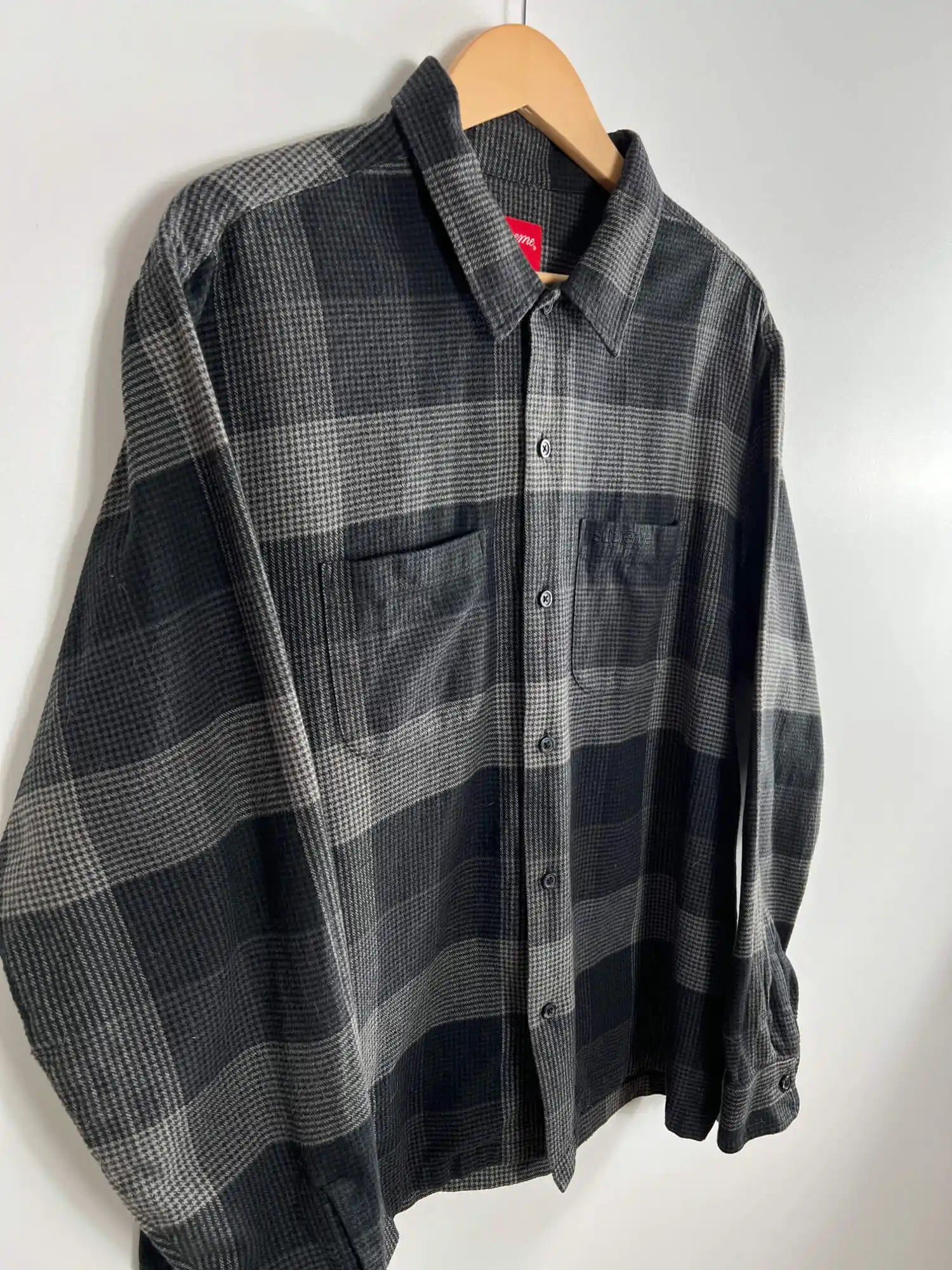 Chemise Supreme en flanelle a carreaux noir FW21 vue de cote