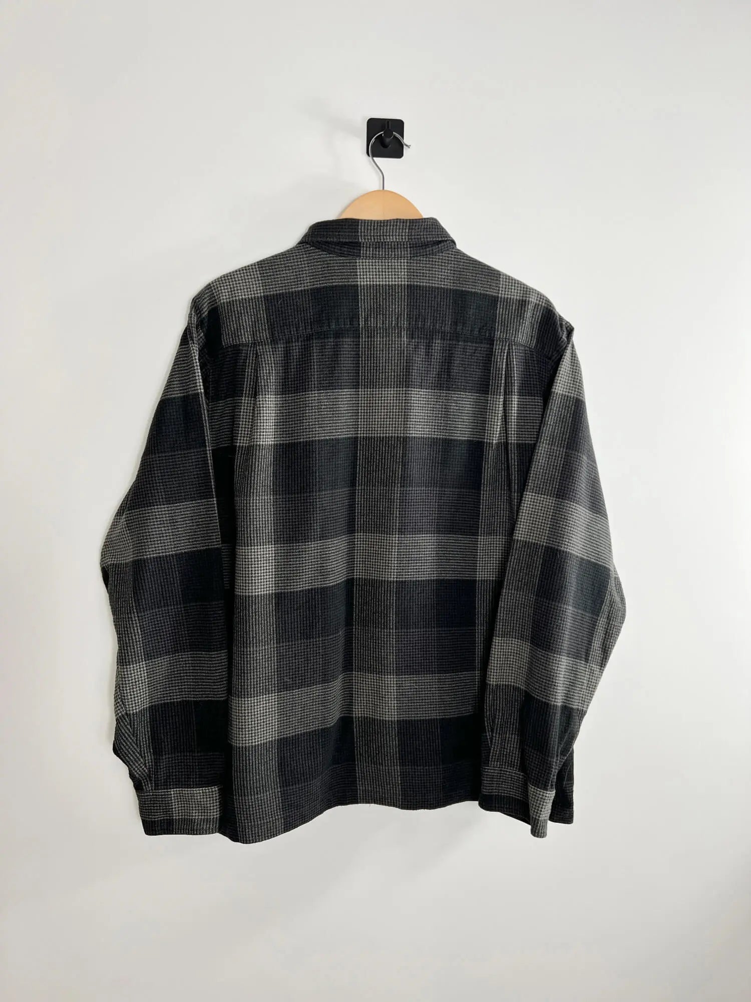 Chemise Supreme en flanelle a carreaux noir FW21 vue de dos