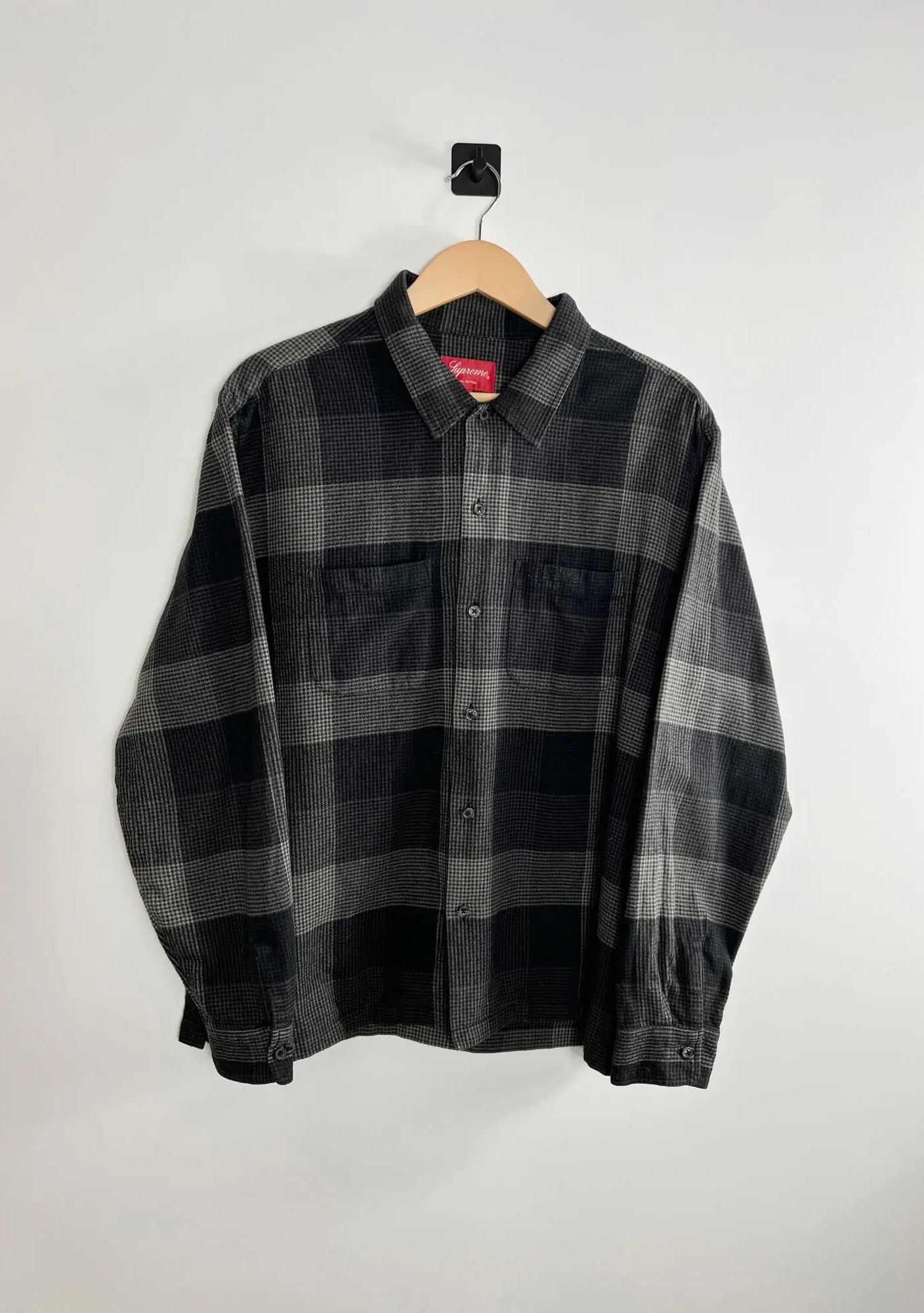 Chemise Supreme en flanelle a carreaux noir FW21 vue de face