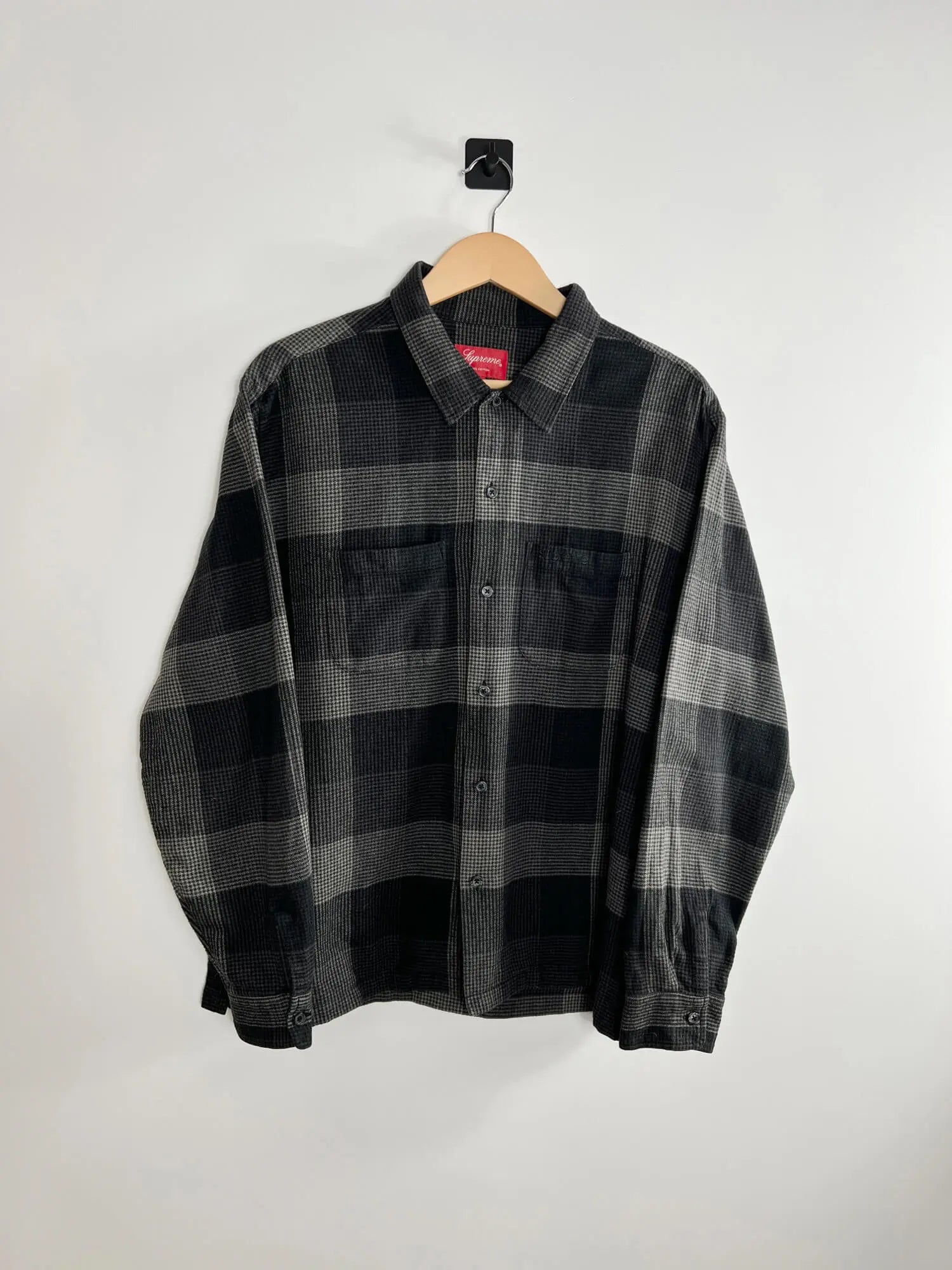 Chemise Supreme en flanelle a carreaux noir FW21 vue de face