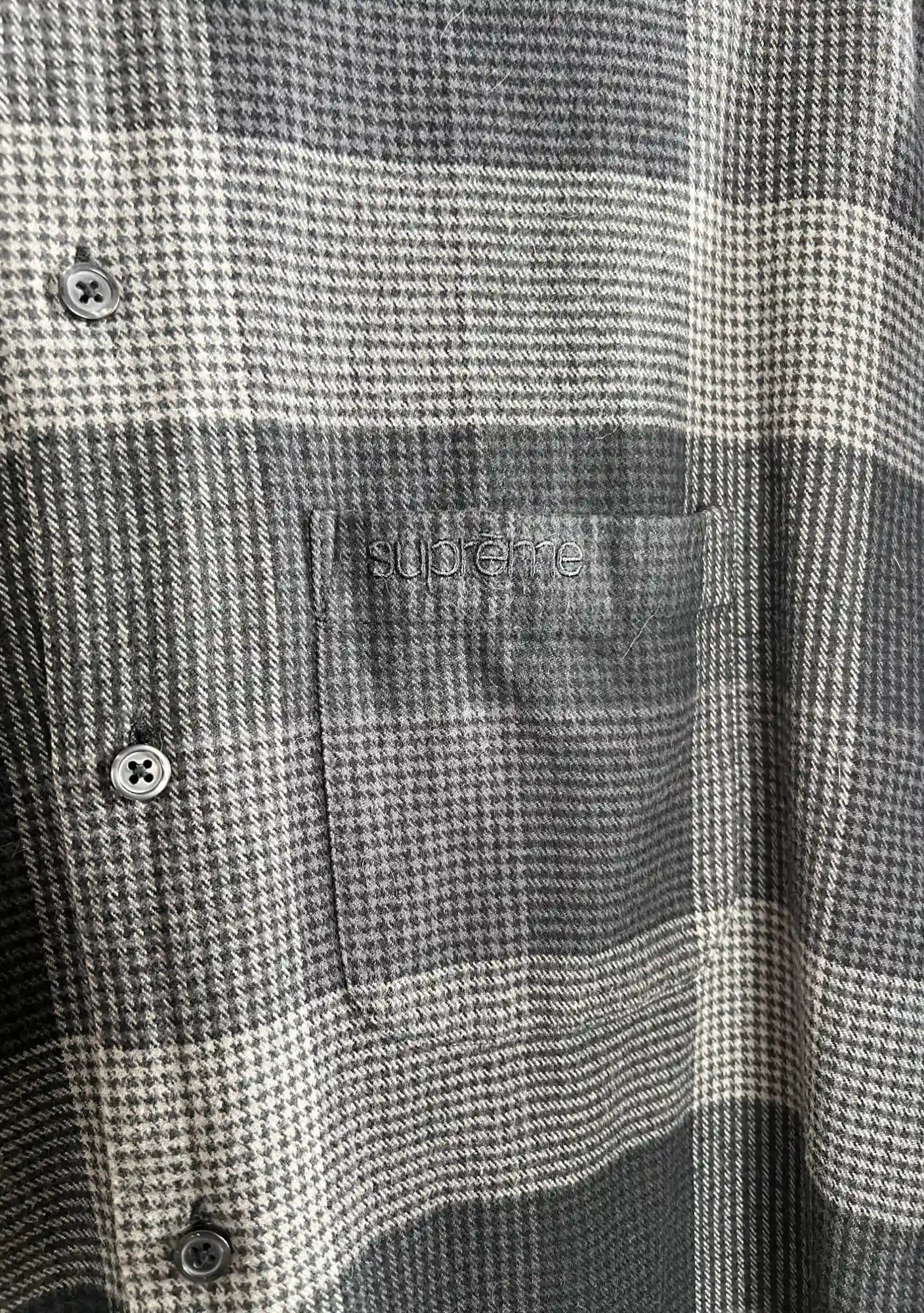 Chemise Supreme en flanelle a carreaux noir FW21 vue du logo Supreme
