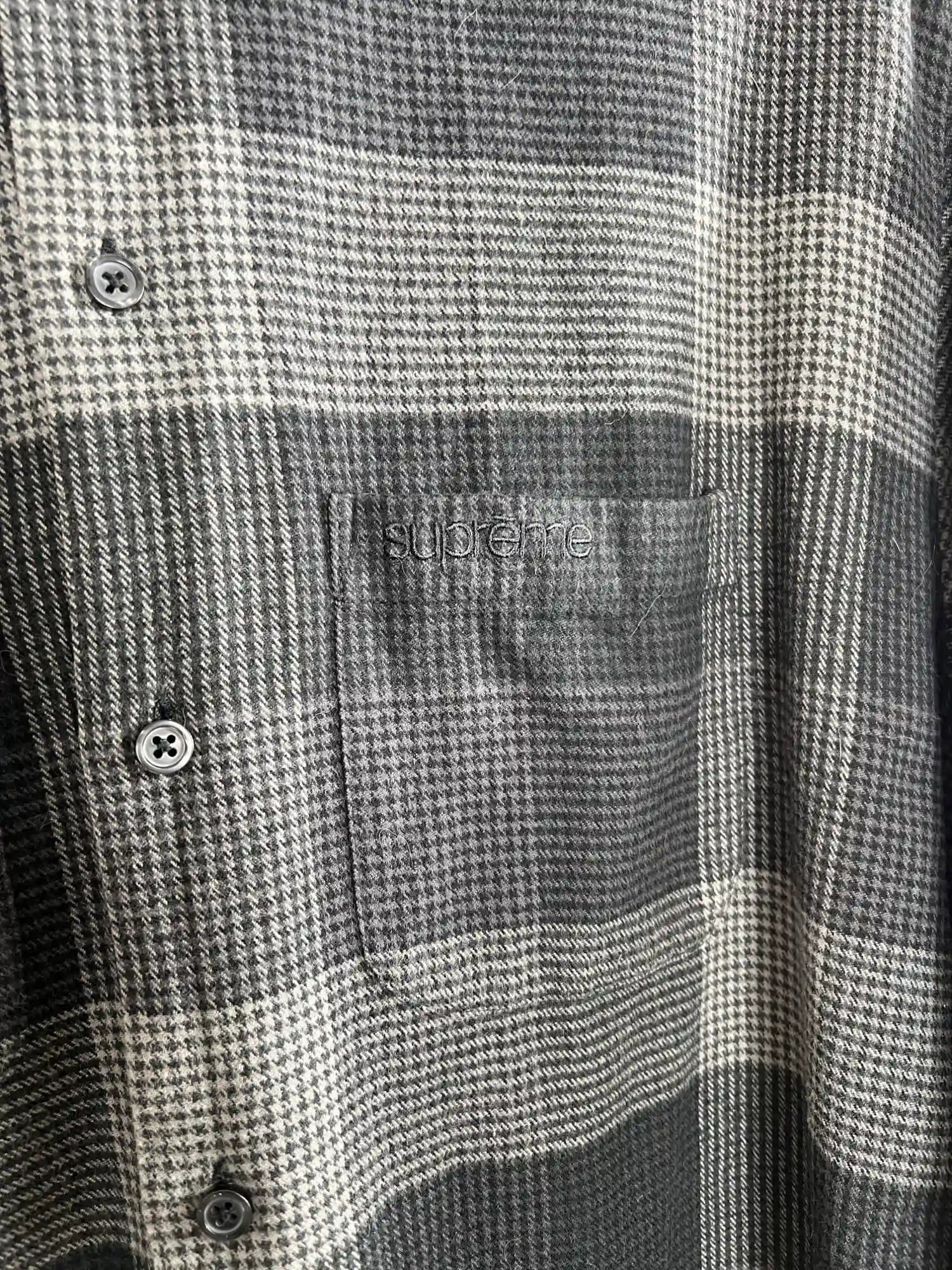 Chemise Supreme en flanelle a carreaux noir FW21 vue du logo Supreme