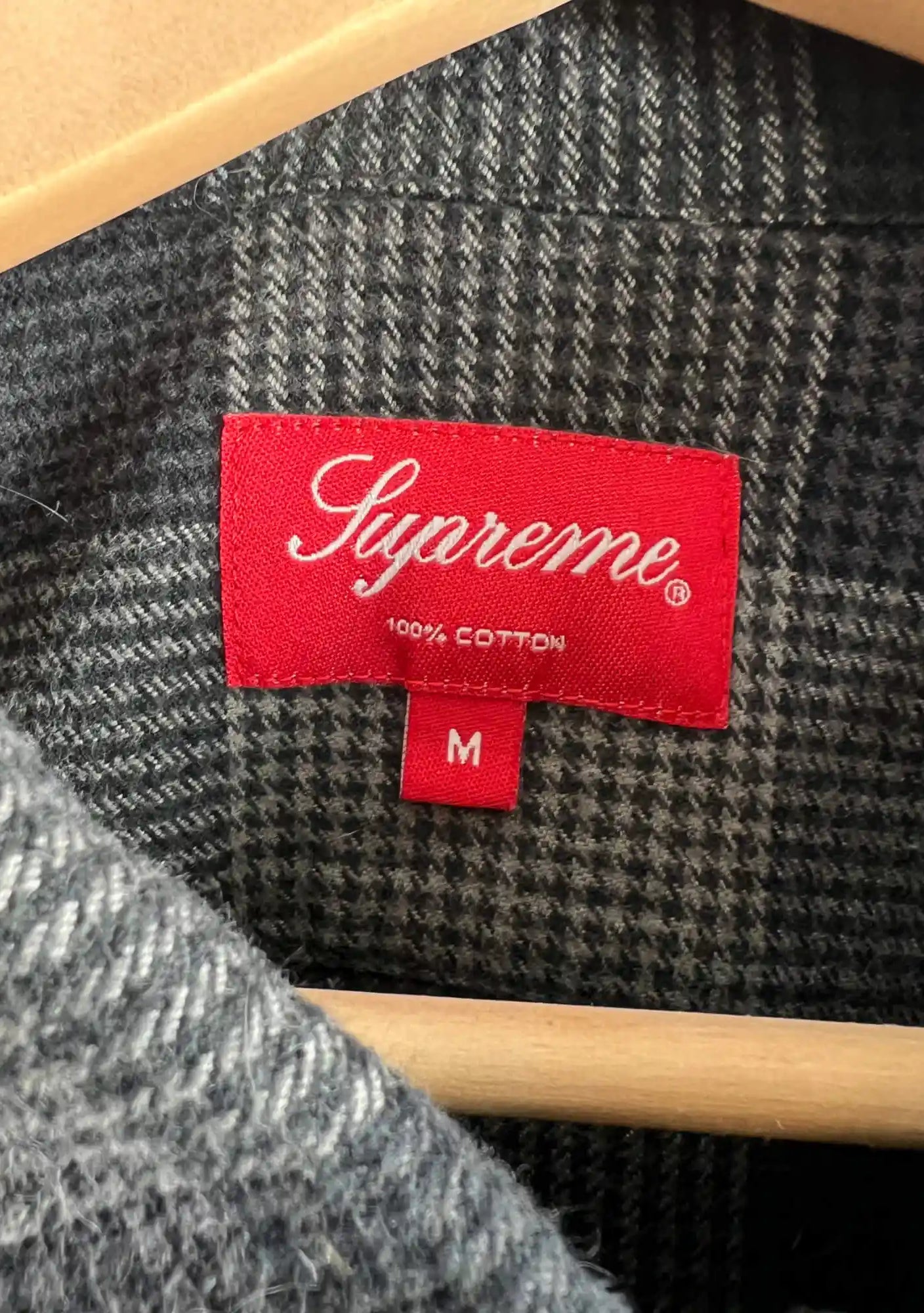 Chemise Supreme en flanelle a carreaux noir FW21 vue etiquette Supreme