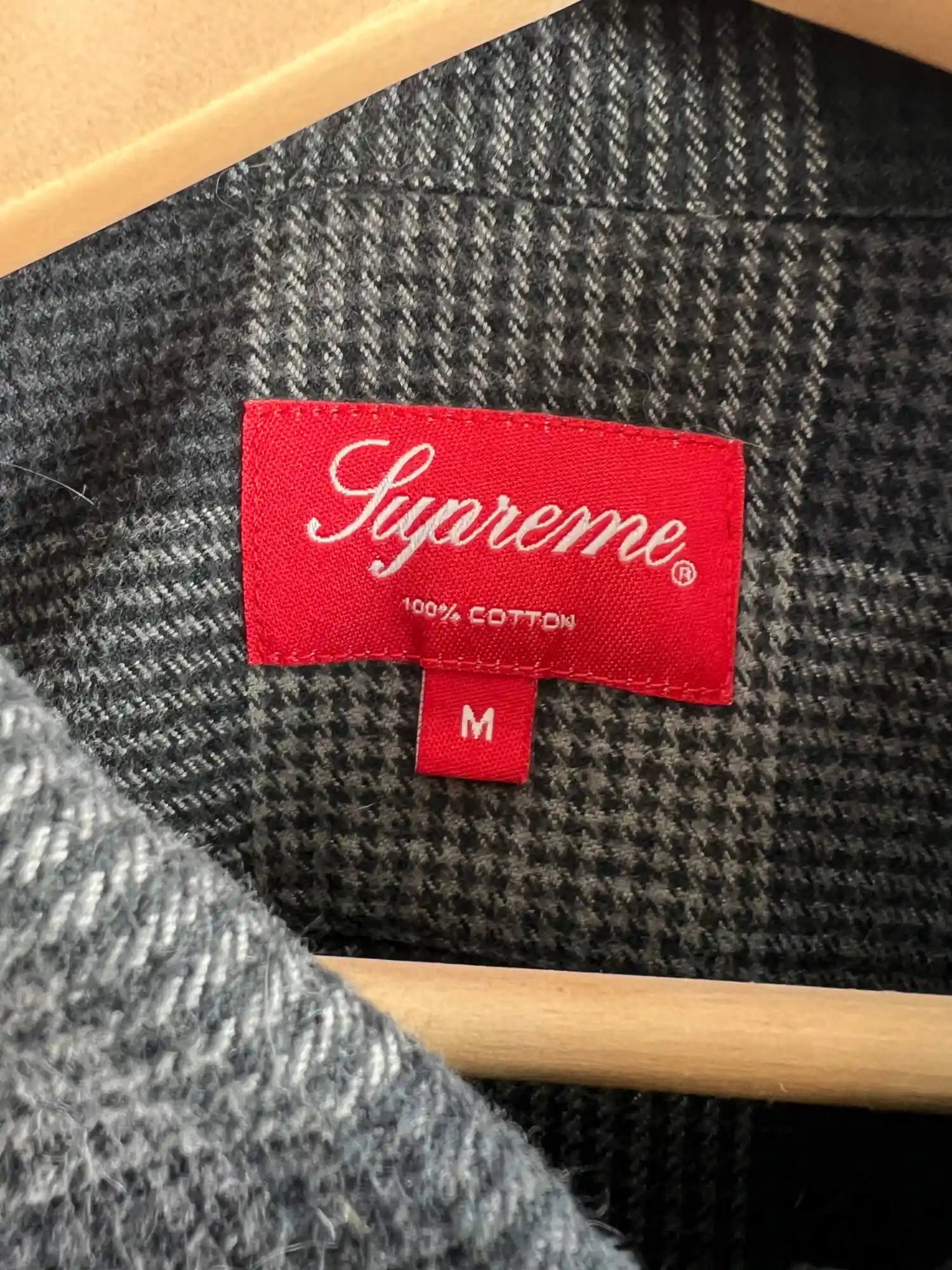 Chemise Supreme en flanelle a carreaux noir FW21 vue etiquette Supreme