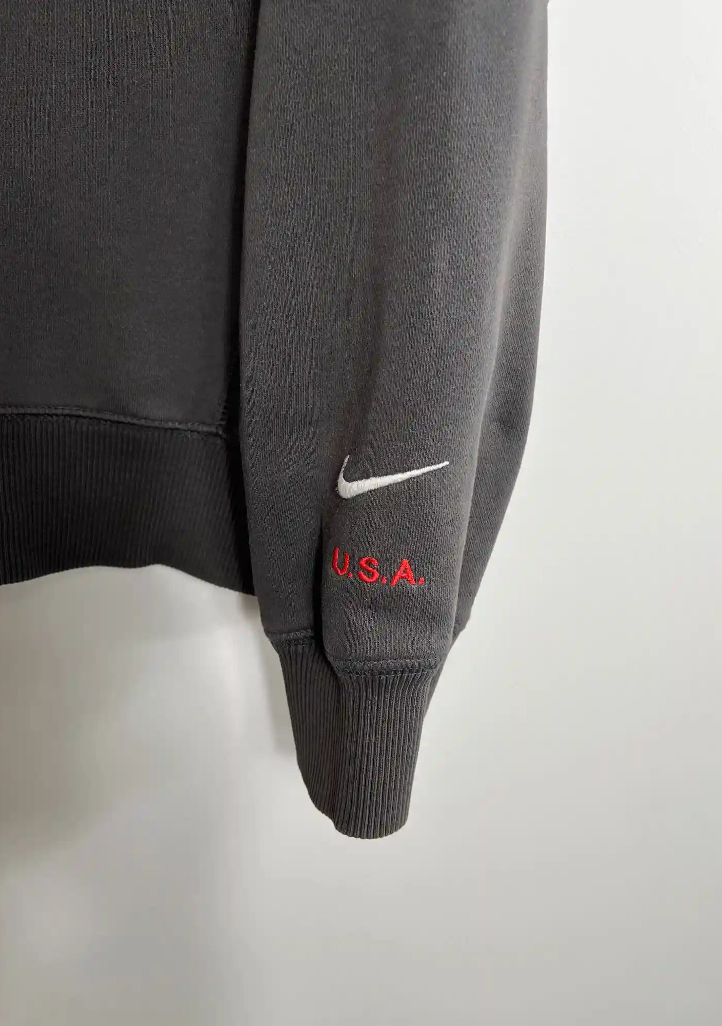 Crewneck Nike Vintage 2000s Noir vue de la manche