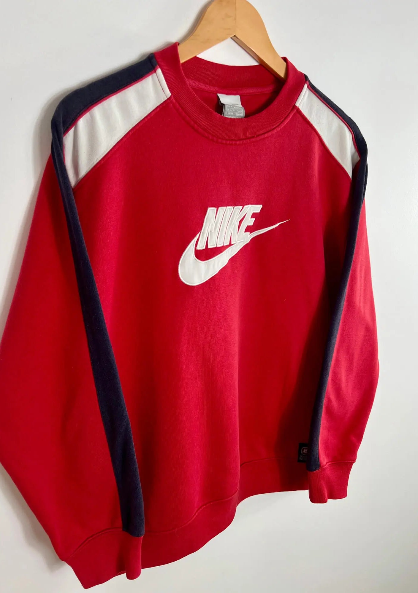 Crewneck Sweatshirt Nike Vintage Rouge 2000s vue de coter