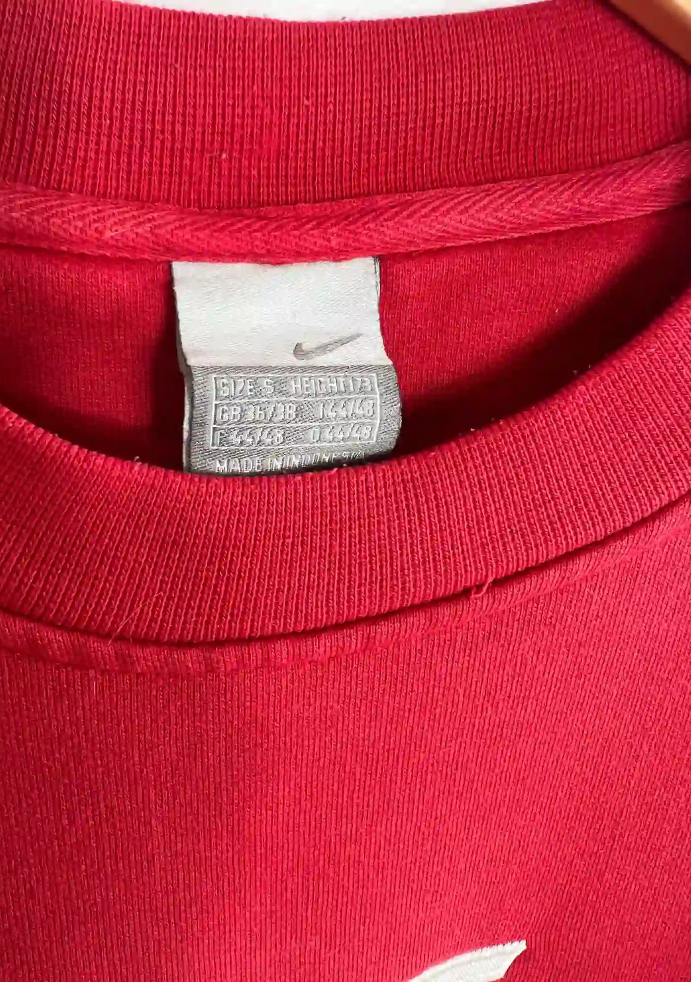 Crewneck Sweatshirt Nike Vintage Rouge 2000s vue de etiquette