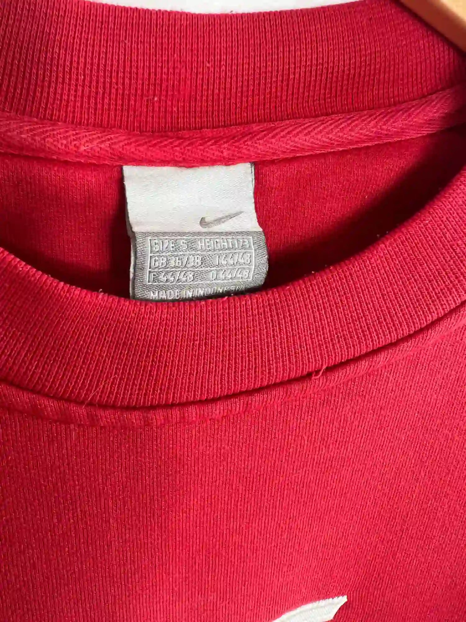 Crewneck Sweatshirt Nike Vintage Rouge 2000s vue de etiquette
