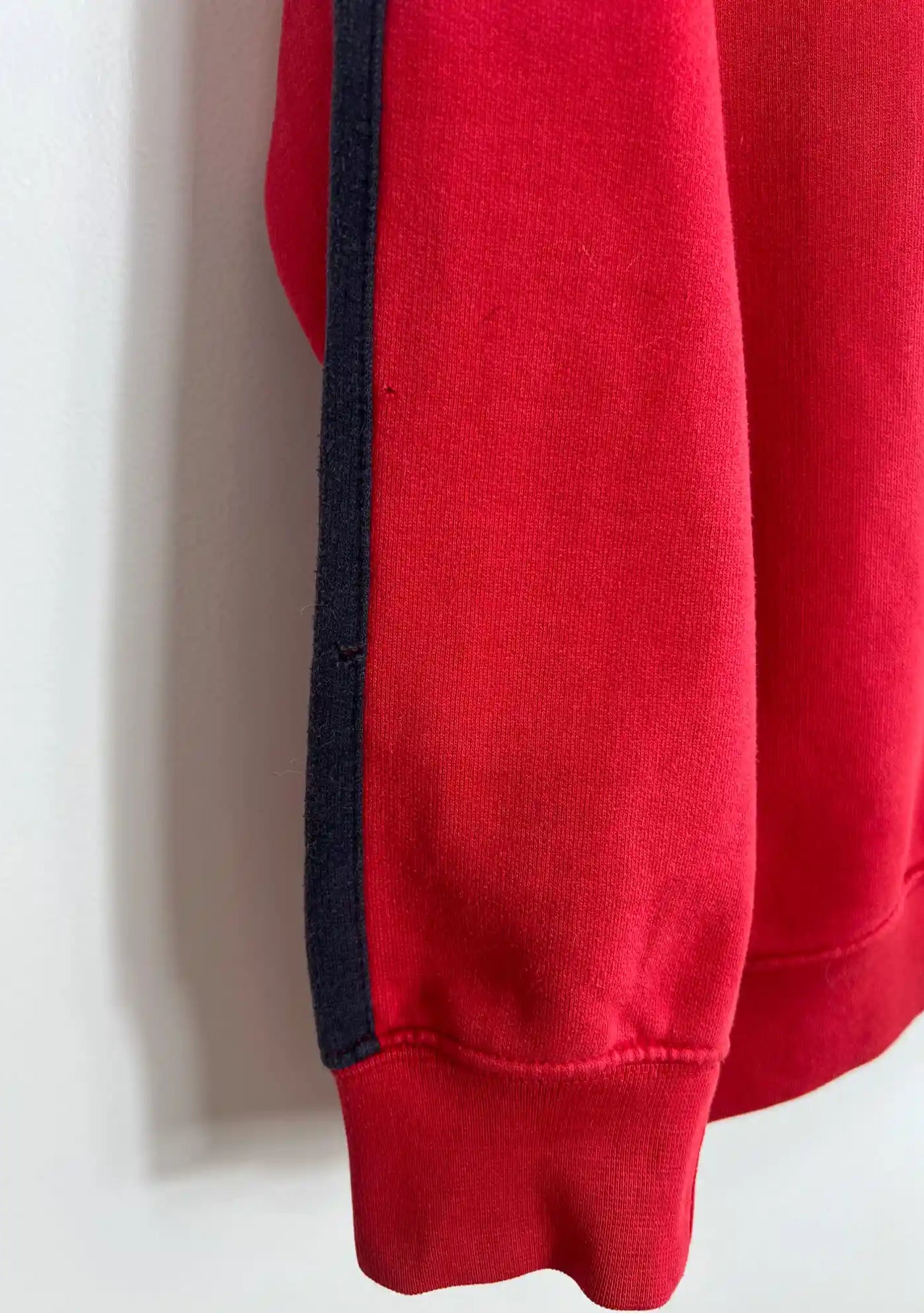 Crewneck Sweatshirt Nike Vintage Rouge 2000s vue de la manche
