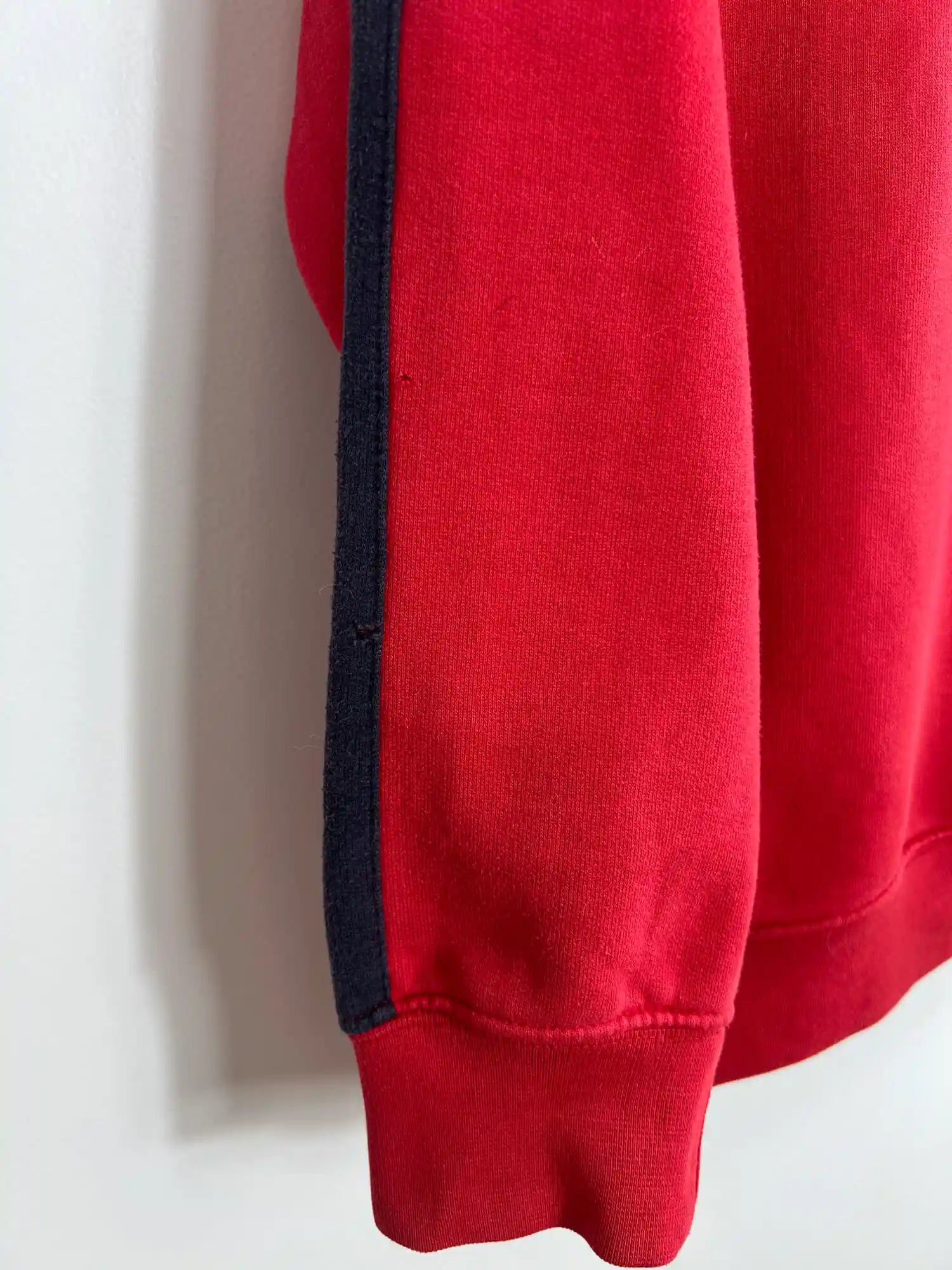 Crewneck Sweatshirt Nike Vintage Rouge 2000s vue de la manche