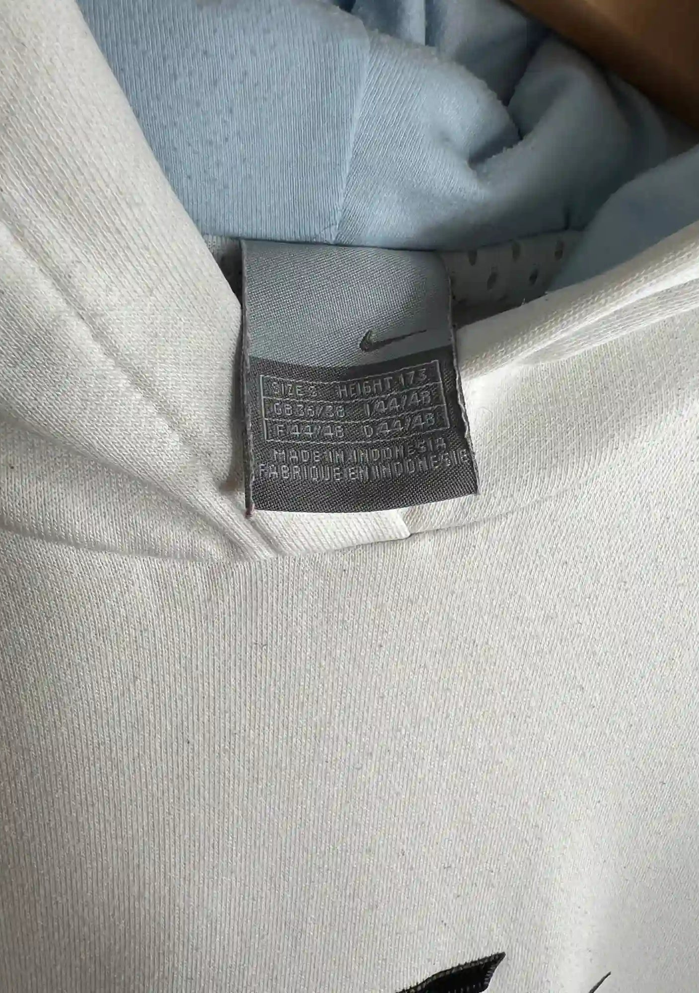 Hoodie Nike Femme Blanc Vintage 2000s vue de etiquette nike