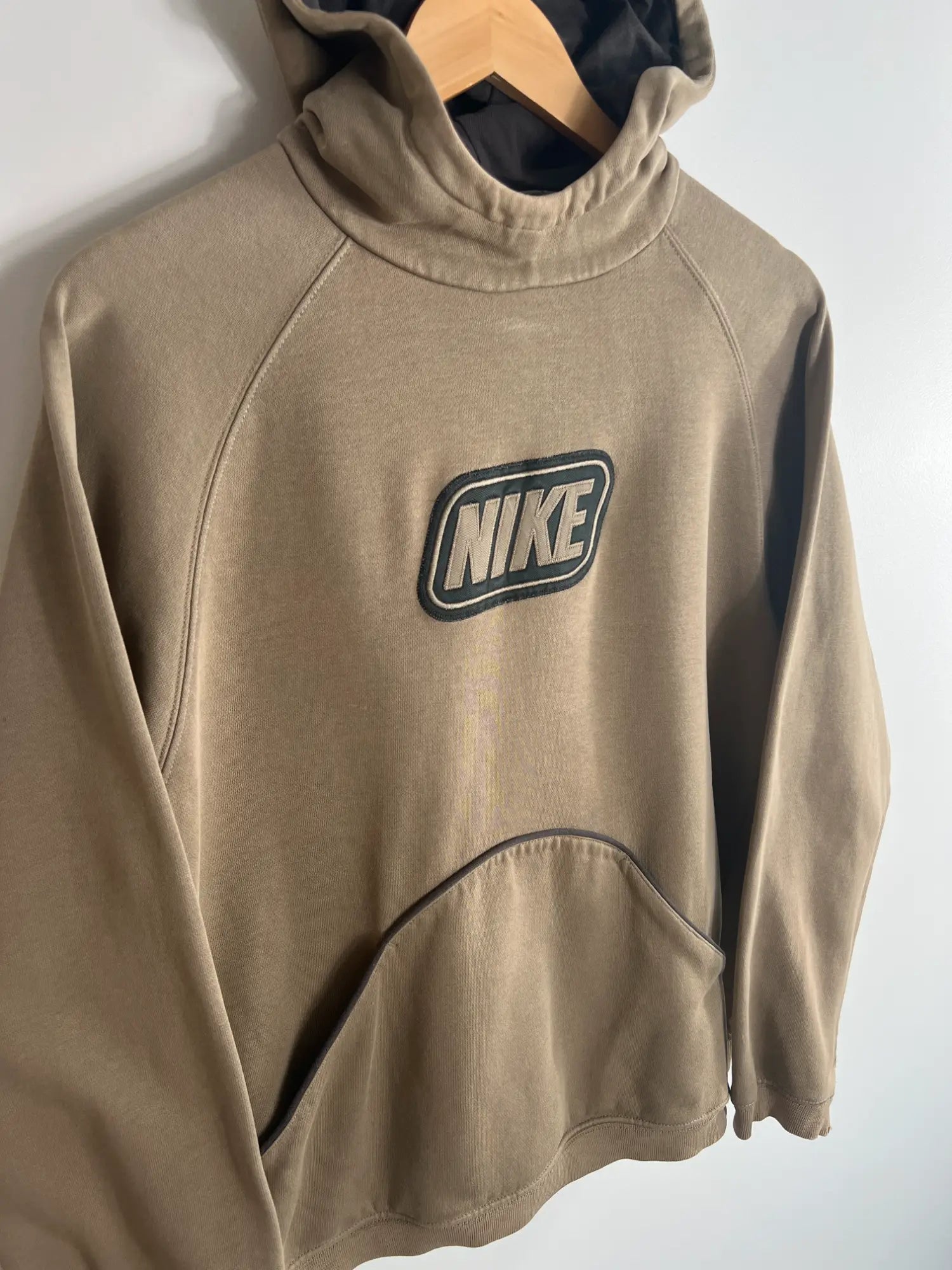 Hoodie Nike Vintage 00s marron vue de coter