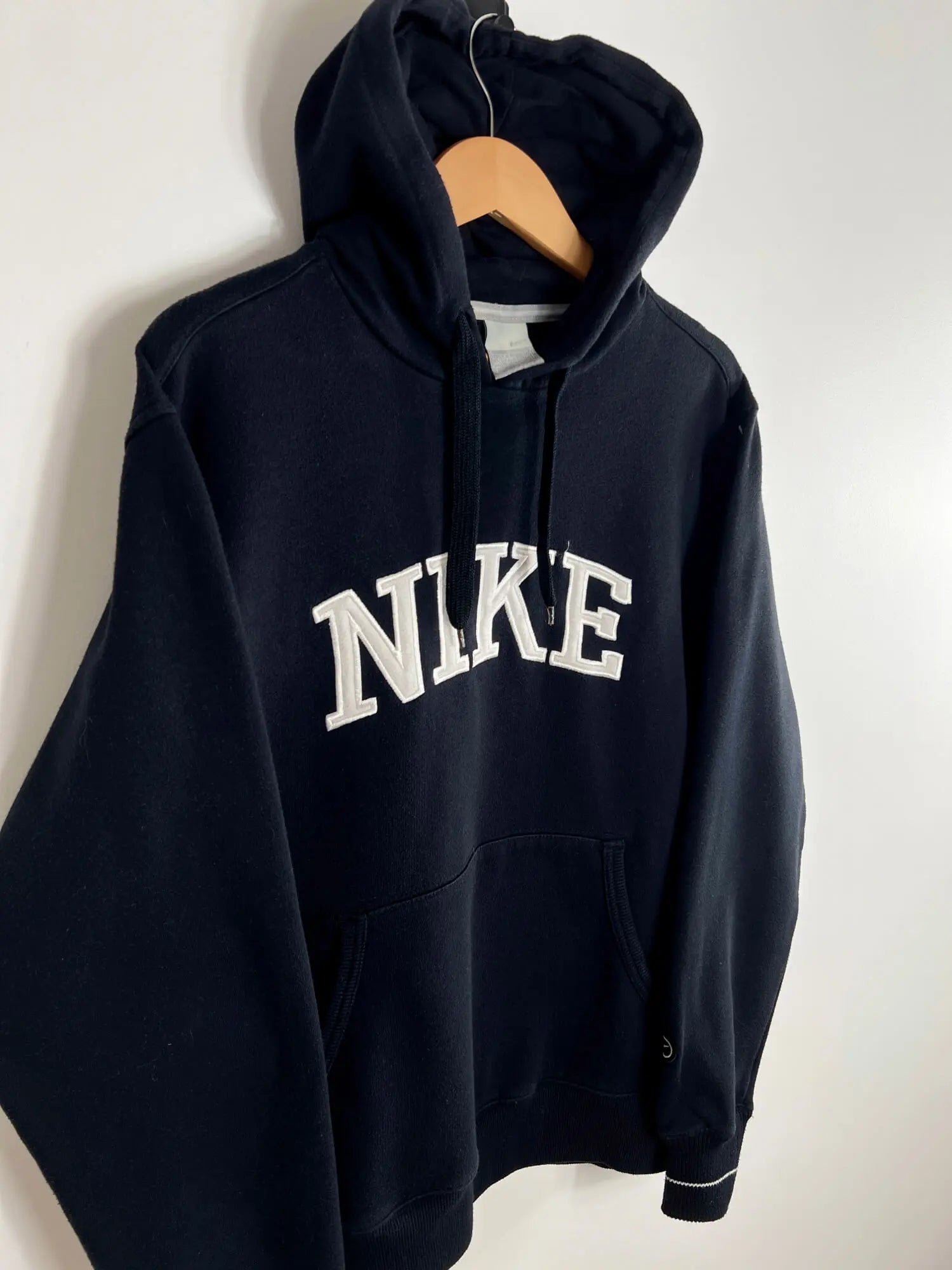 Hoodie Nike Vintage Noir 2000s vue de coter