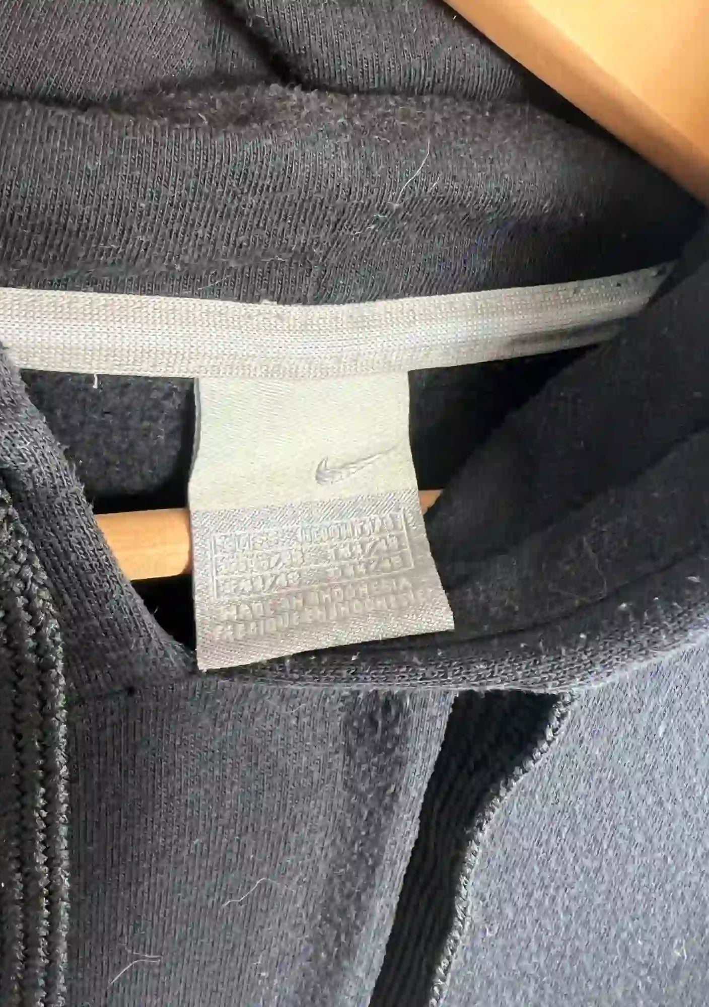Hoodie Nike Vintage Noir 2000s vue de etiquette