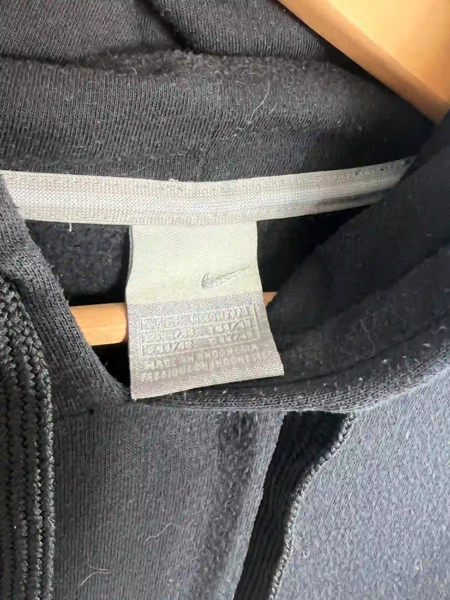 Hoodie Nike Vintage Noir 2000s vue de etiquette