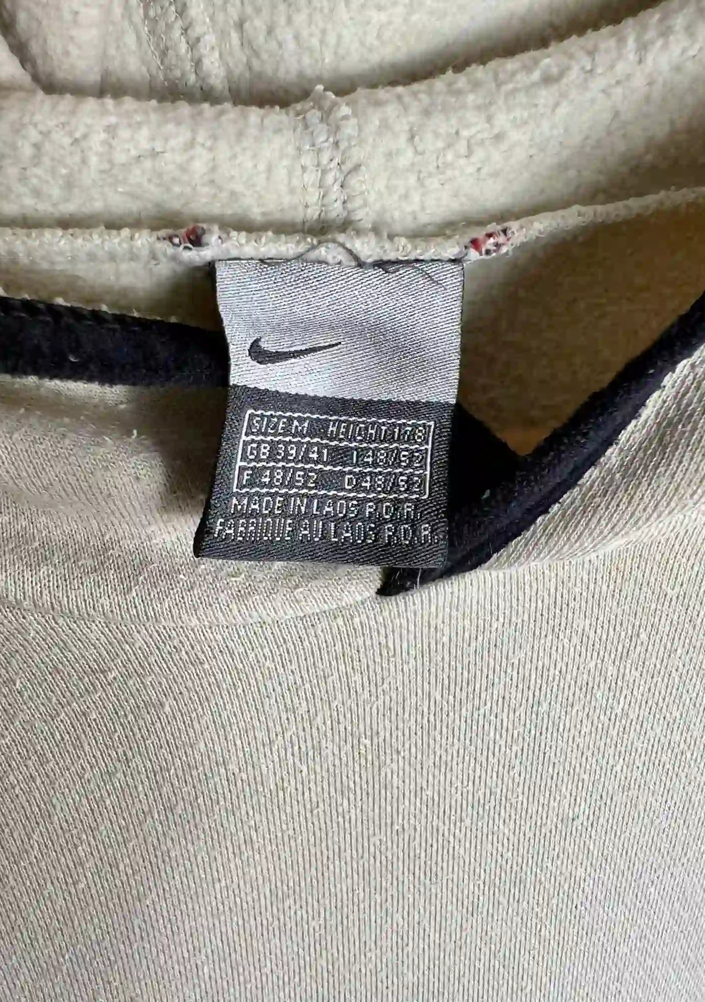 Hoodie Vintage Nike Crème 2000s vue de etiquette nike