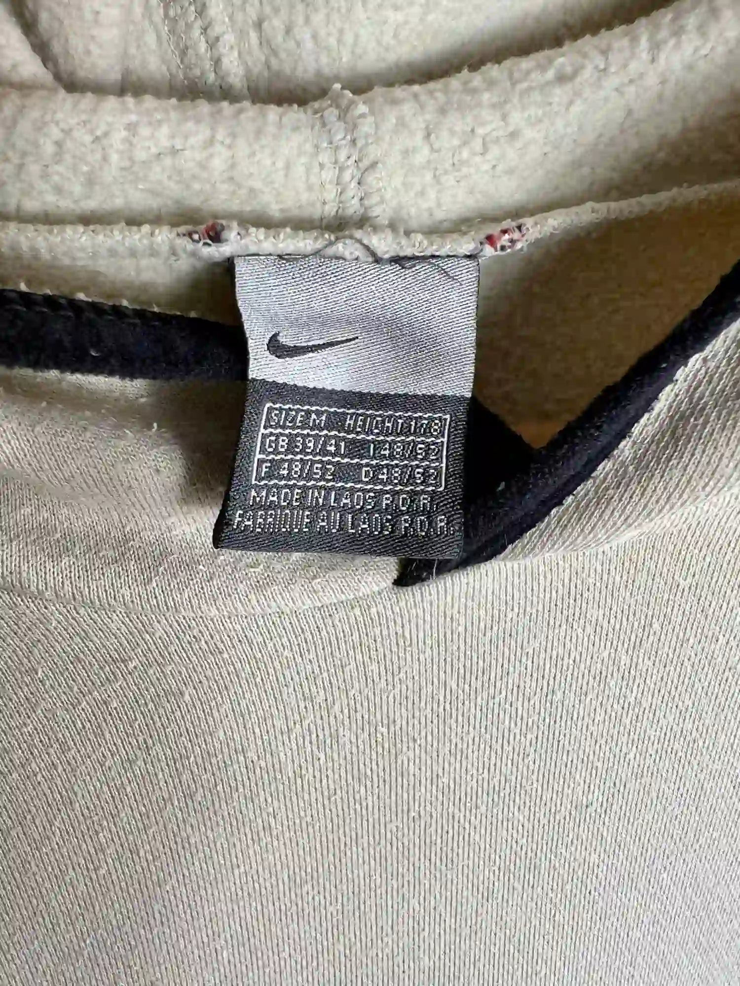 Hoodie Vintage Nike Crème 2000s vue de etiquette nike