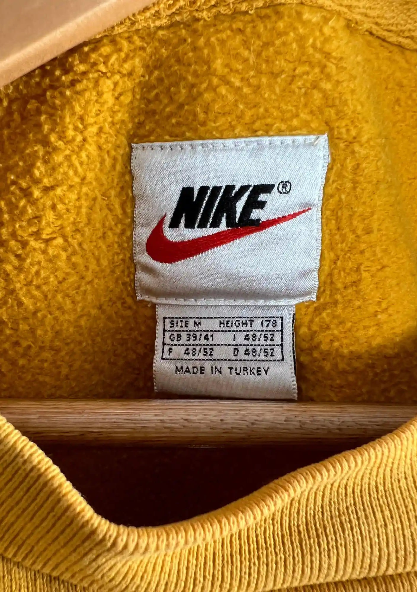Sweat Nike Vintage Homme Jaune Moutarde vue etiquette nike