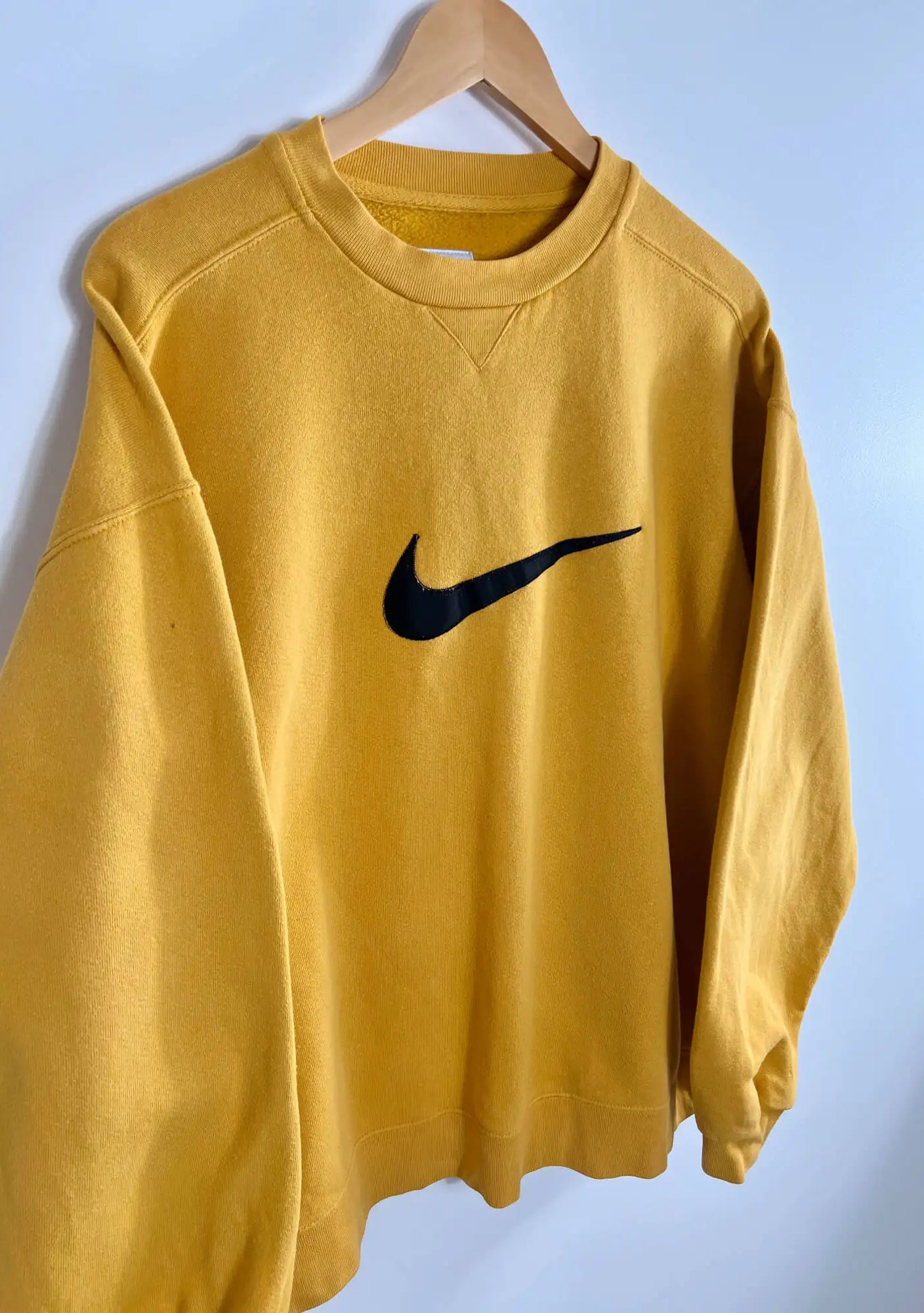 Sweat Nike Vintage Homme Jaune Moutarde vue du logo nike