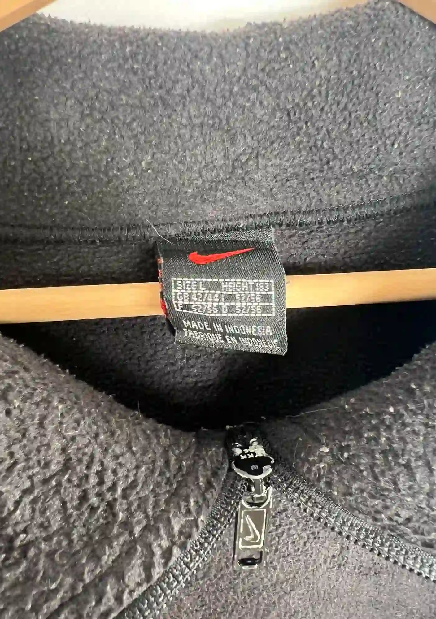 Polaire Nike Vintage Noir vue de etiquette
