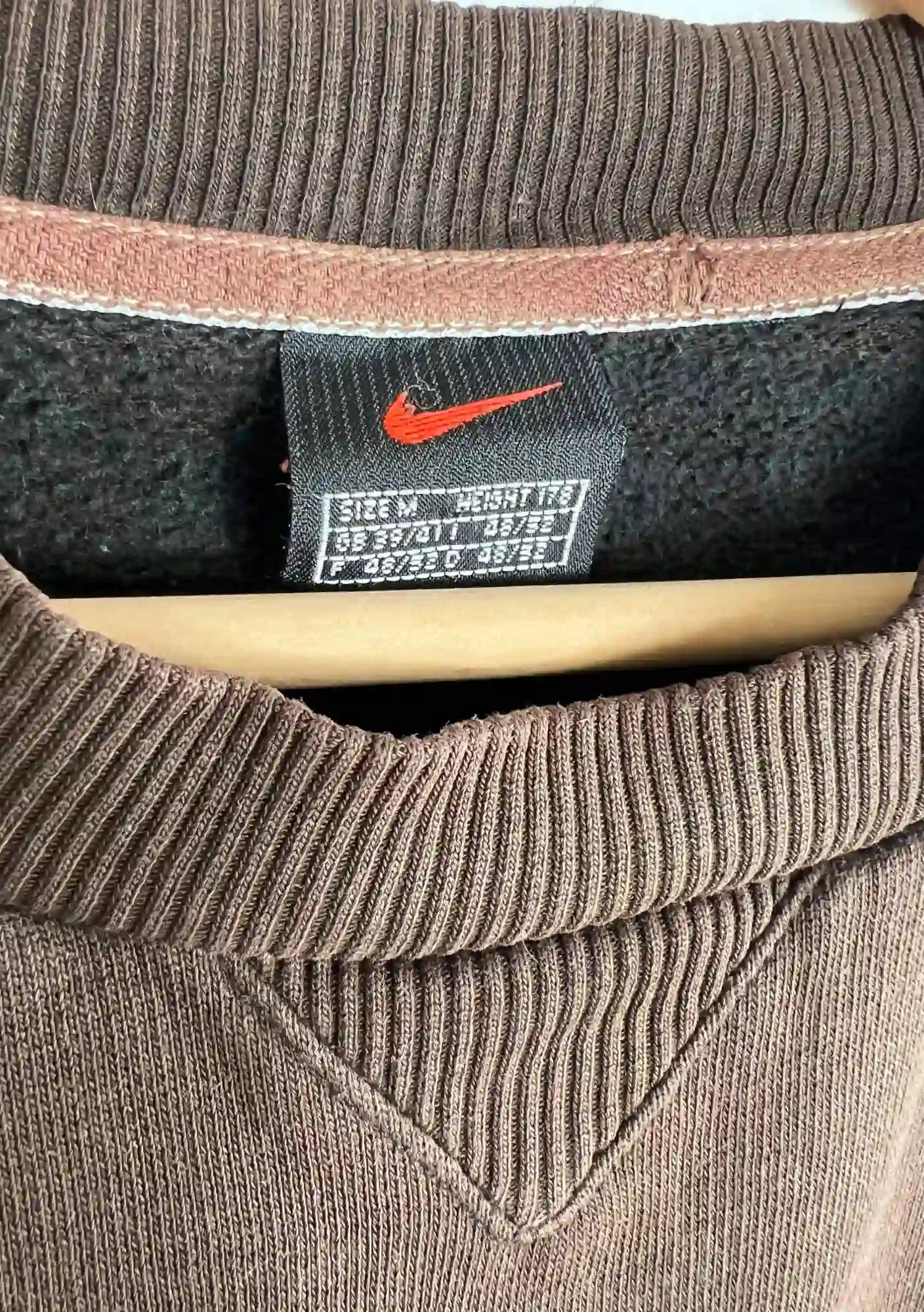 Pull Nike Brodé Marron Oversize vue de etiquette nike