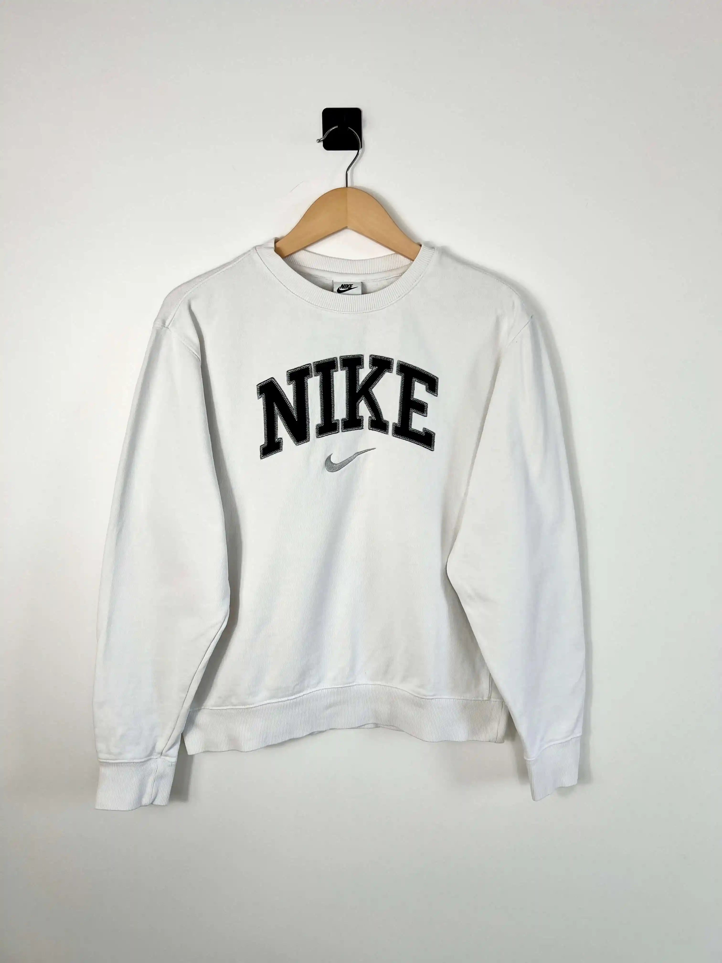 Pull Retro Nike Blanc Logo Brodé vue de face