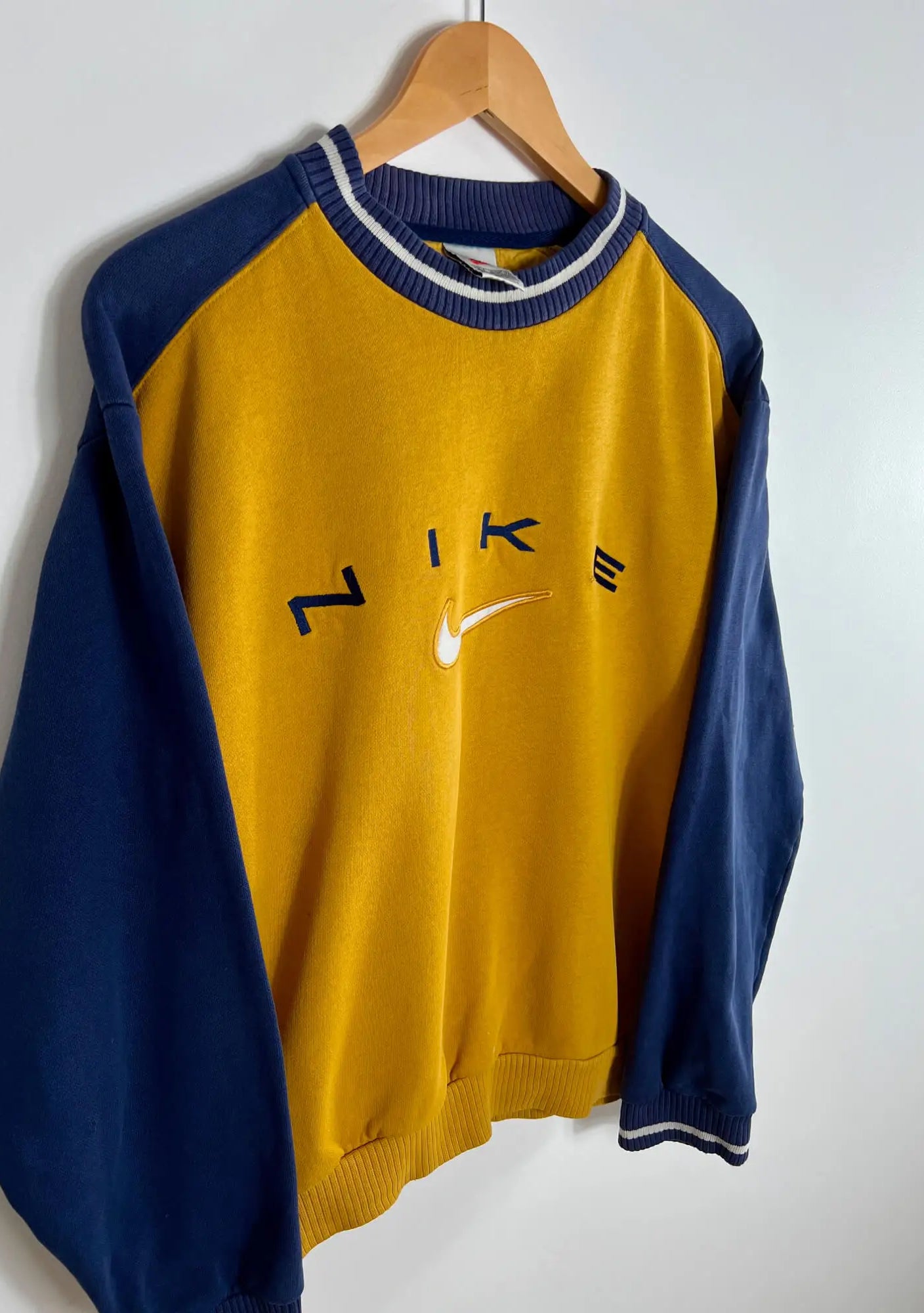 Pull Vintage Nike Homme Jaune 90s vue de coter