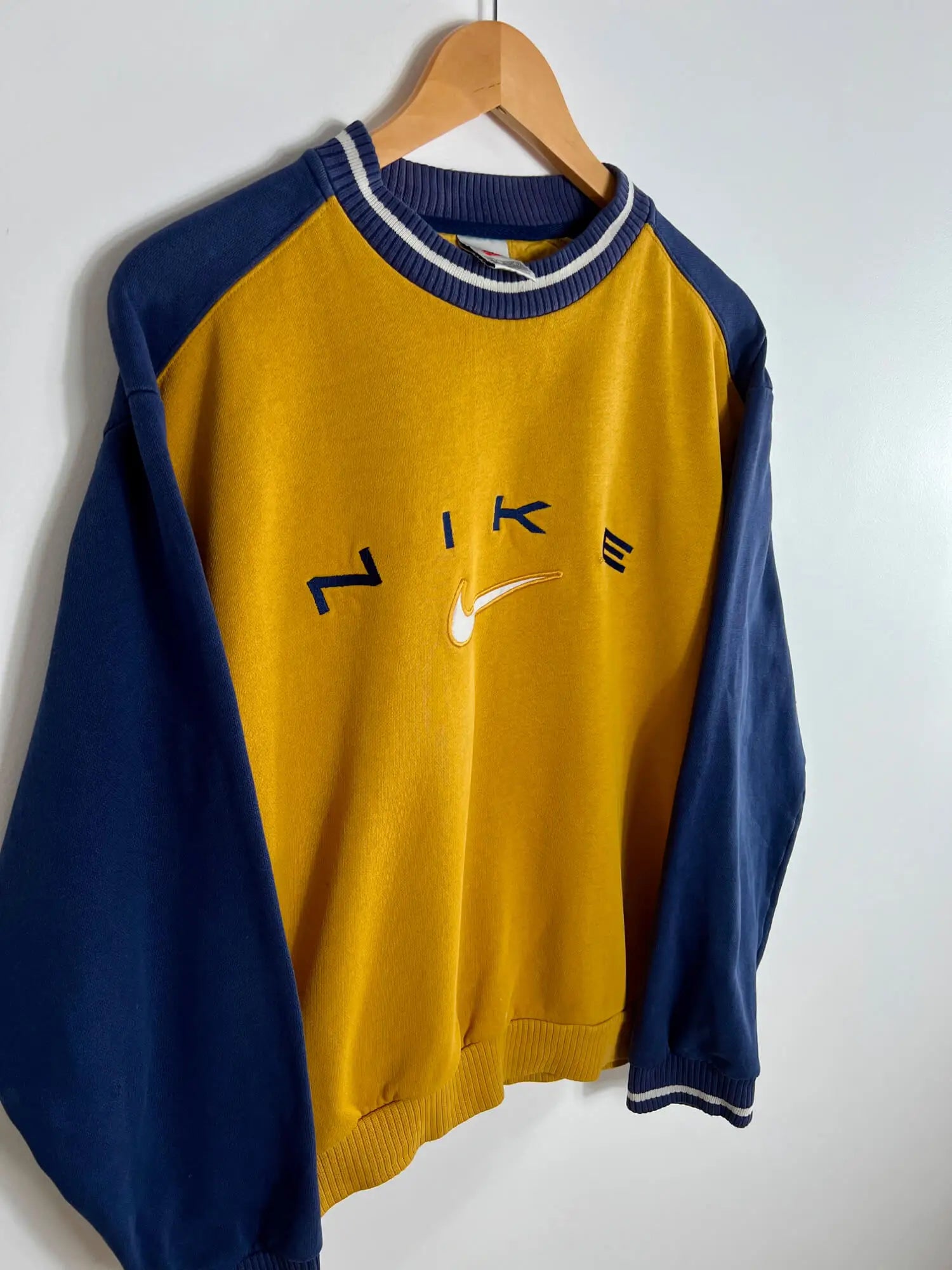 Pull Vintage Nike Homme Jaune 90s vue de coter
