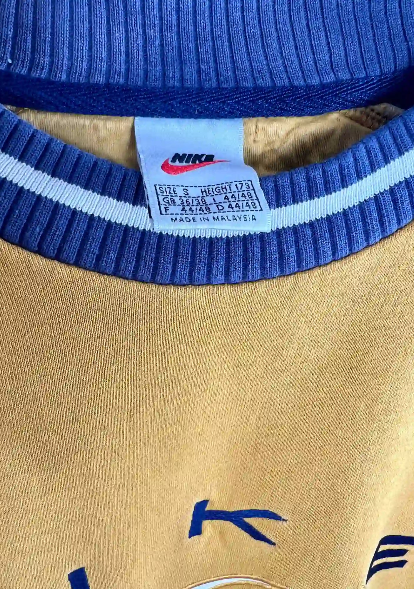 Pull Vintage Nike Homme Jaune 90s vue de etiquette nike