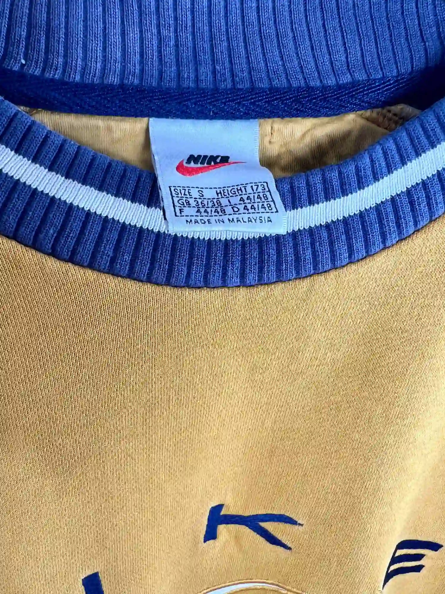Pull Vintage Nike Homme Jaune 90s vue de etiquette nike