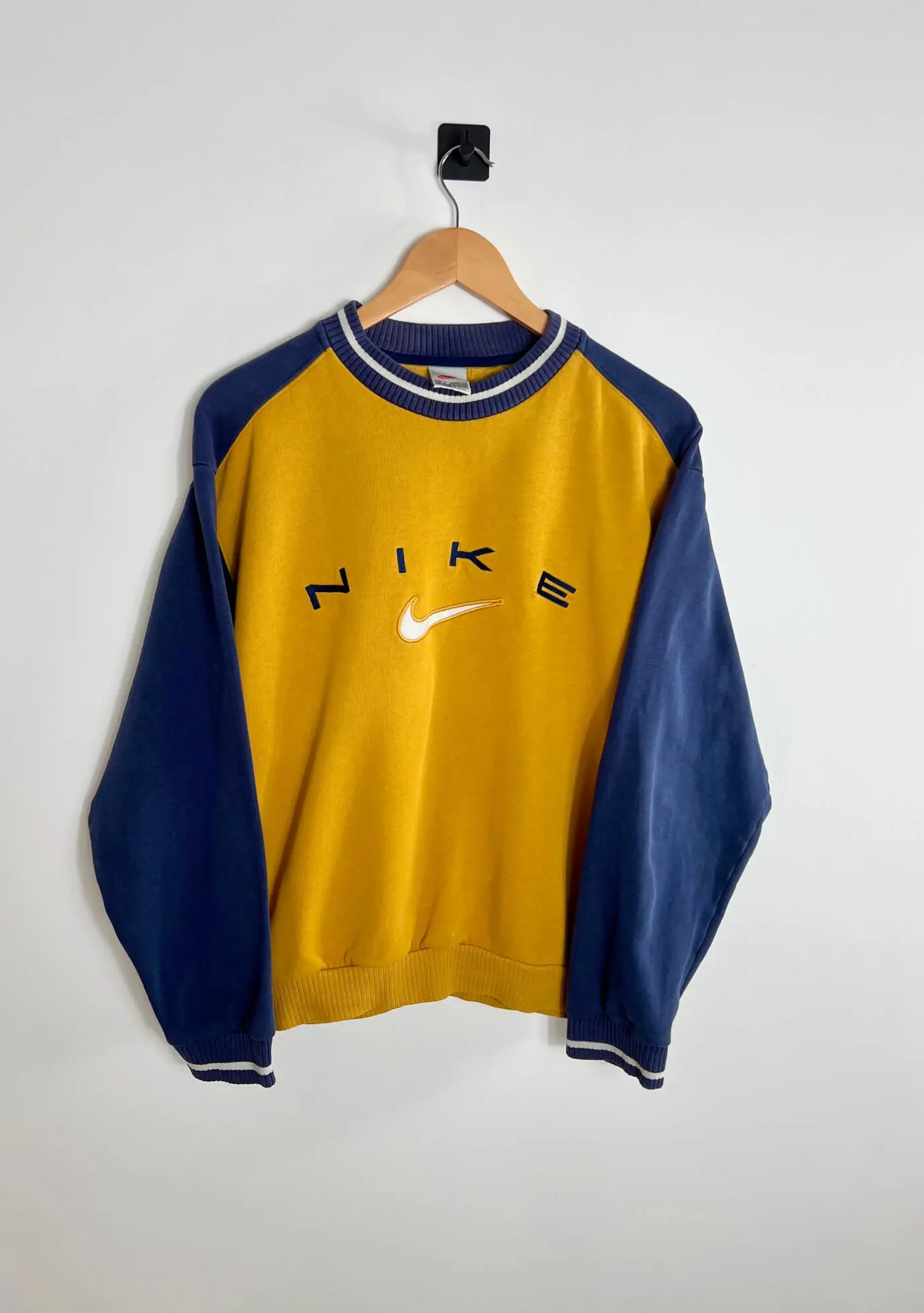 Pull Vintage Nike Homme Jaune 90s vue de face