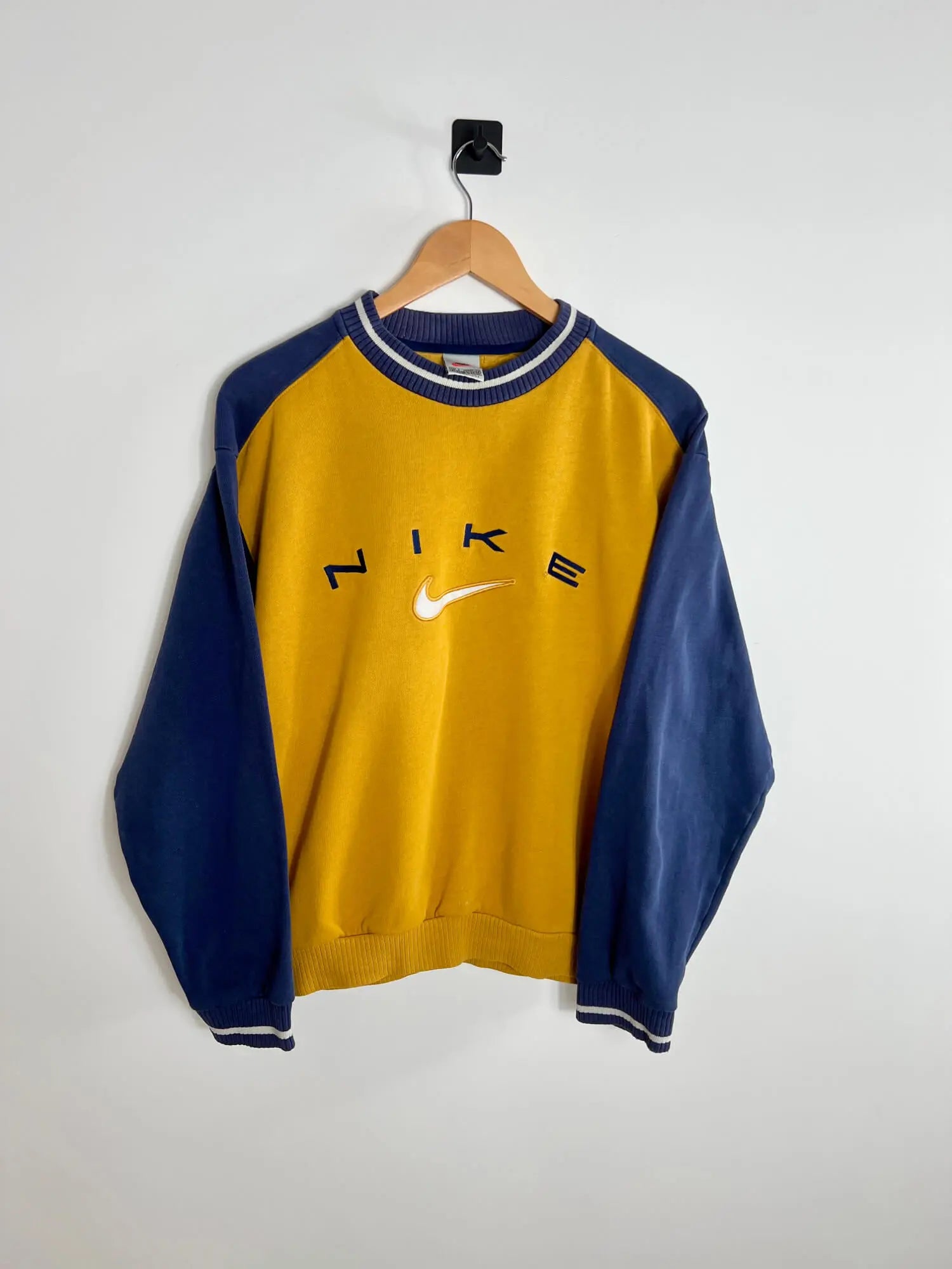 Pull Vintage Nike Homme Jaune 90s vue de face