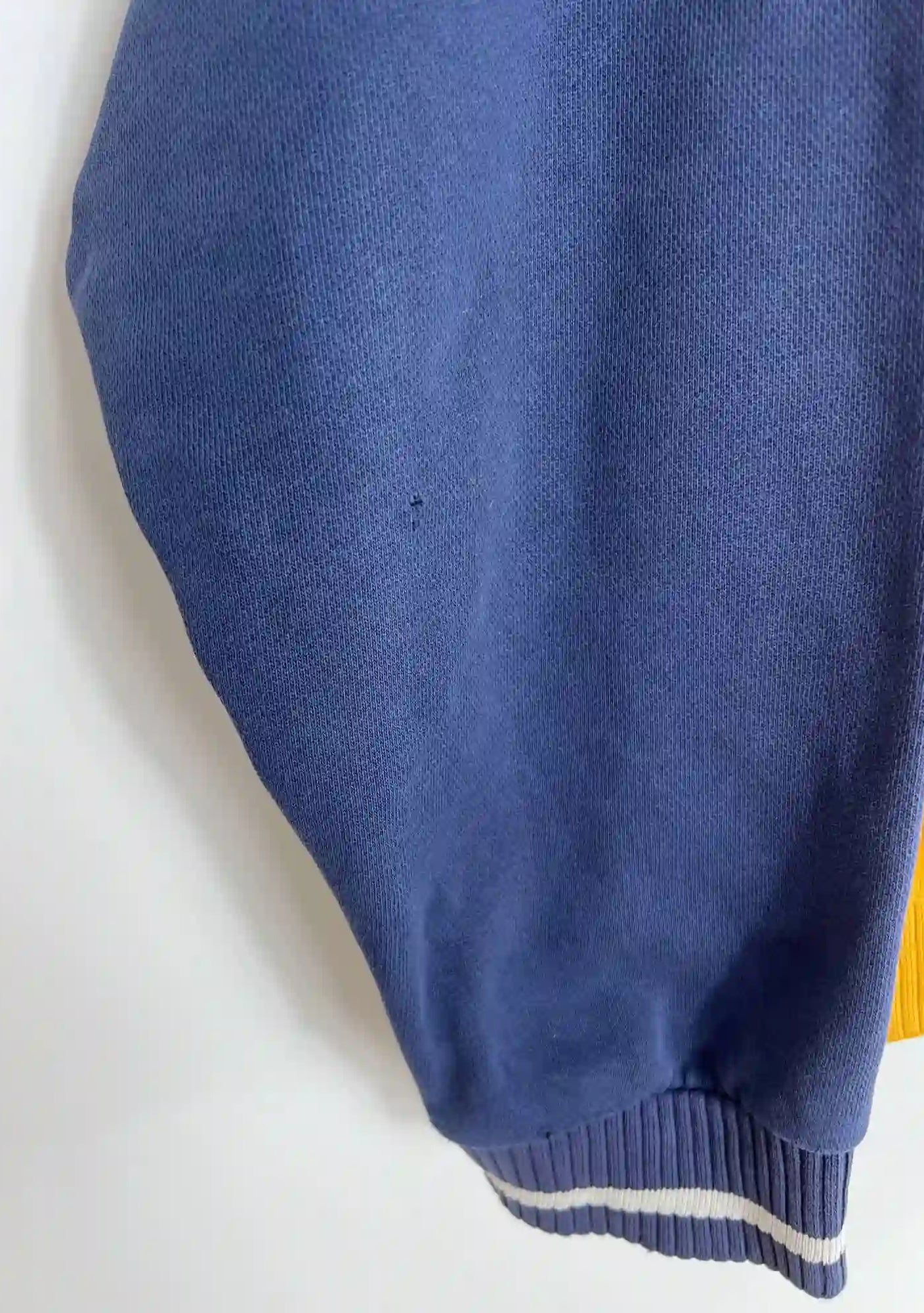 Pull Vintage Nike Homme Jaune 90s vue de la manche