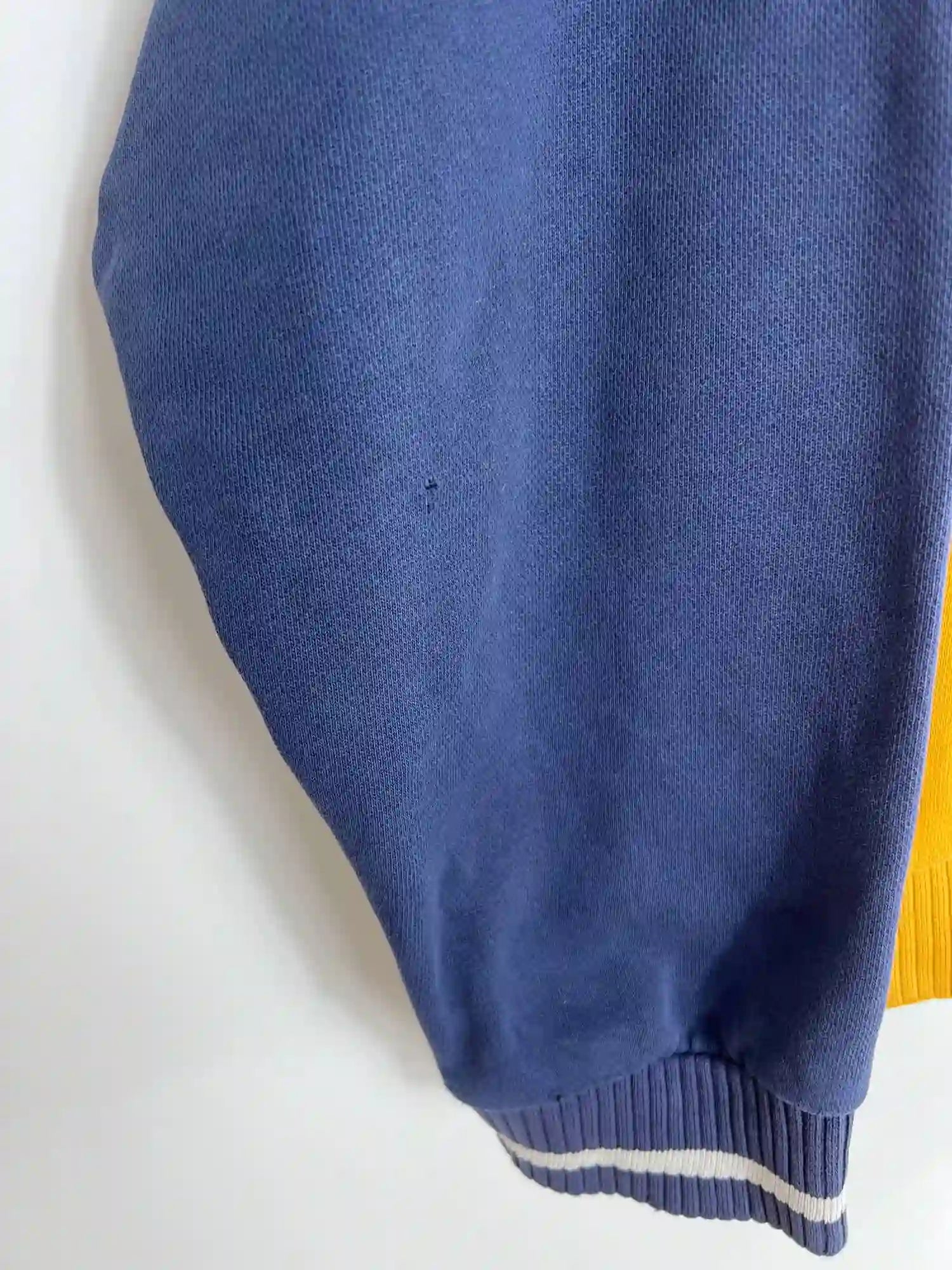 Pull Vintage Nike Homme Jaune 90s vue de la manche