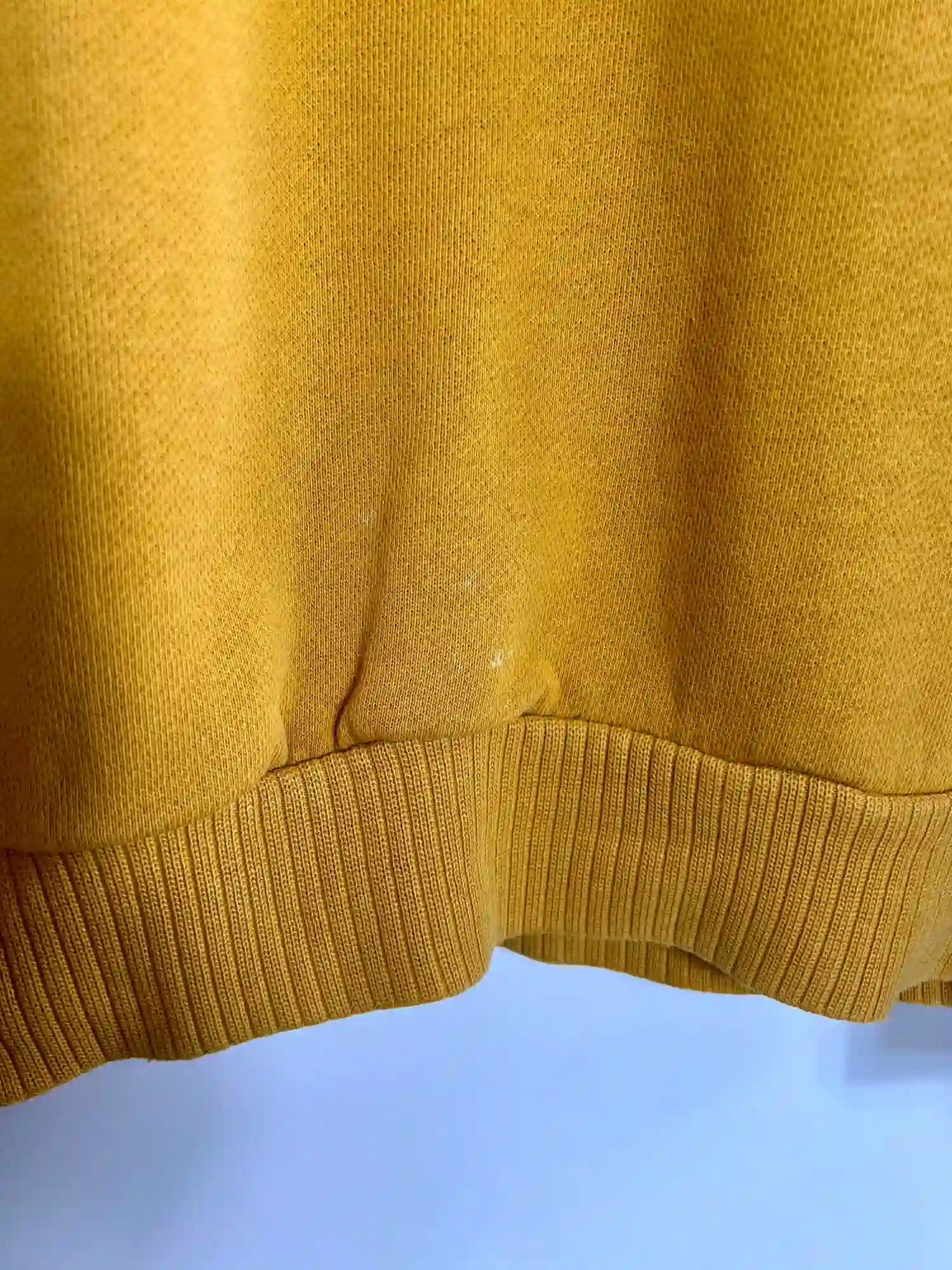 Pull Vintage Nike Homme Jaune 90s vue de la tache