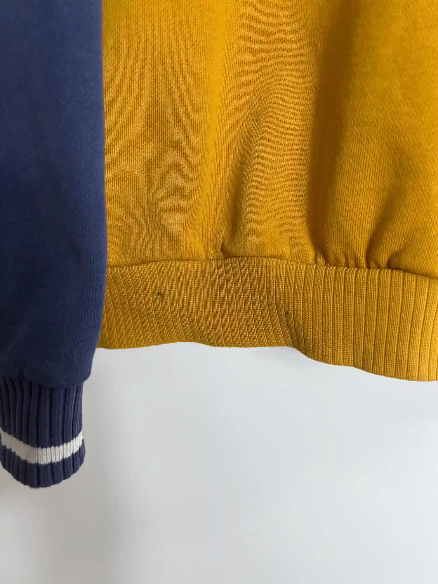 Pull Vintage Nike Homme Jaune 90s vue bas du sweat