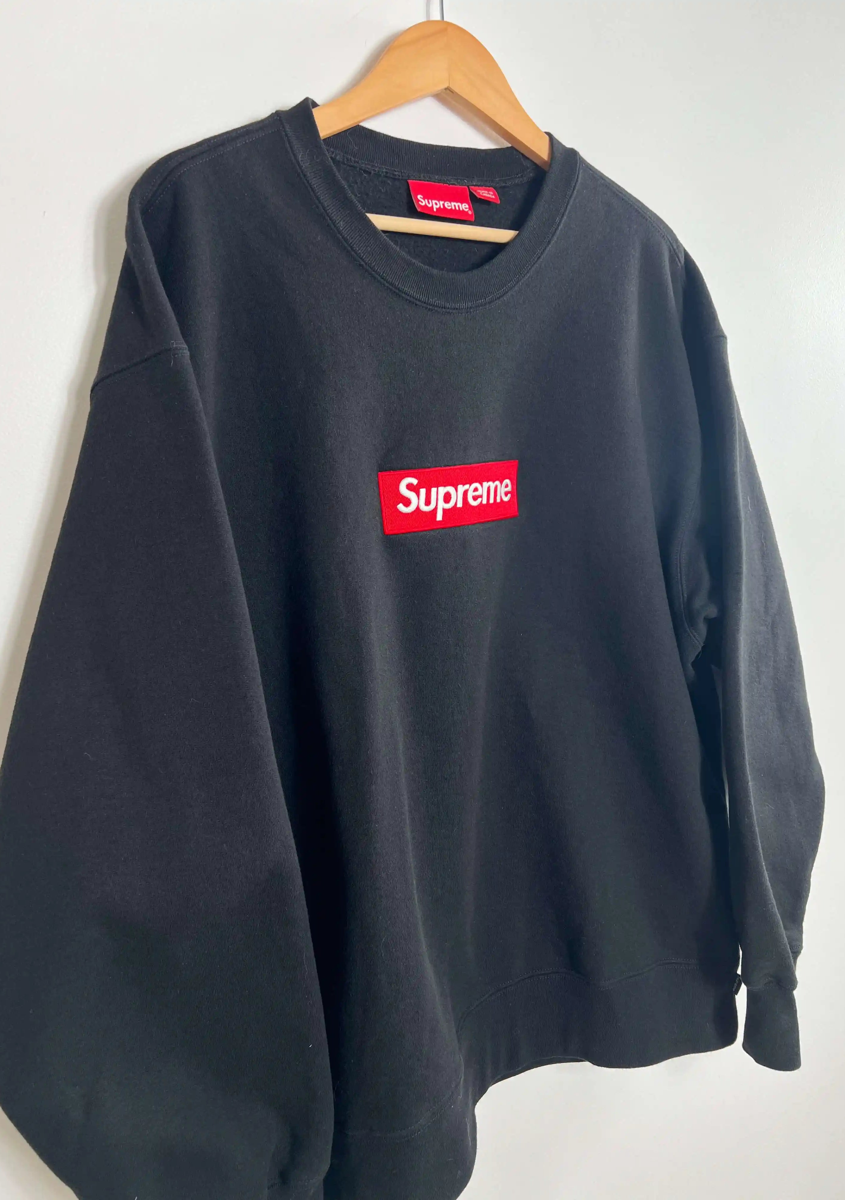 Supreme Box Logo Crewneck Noir FW22 vue du logo Supreme