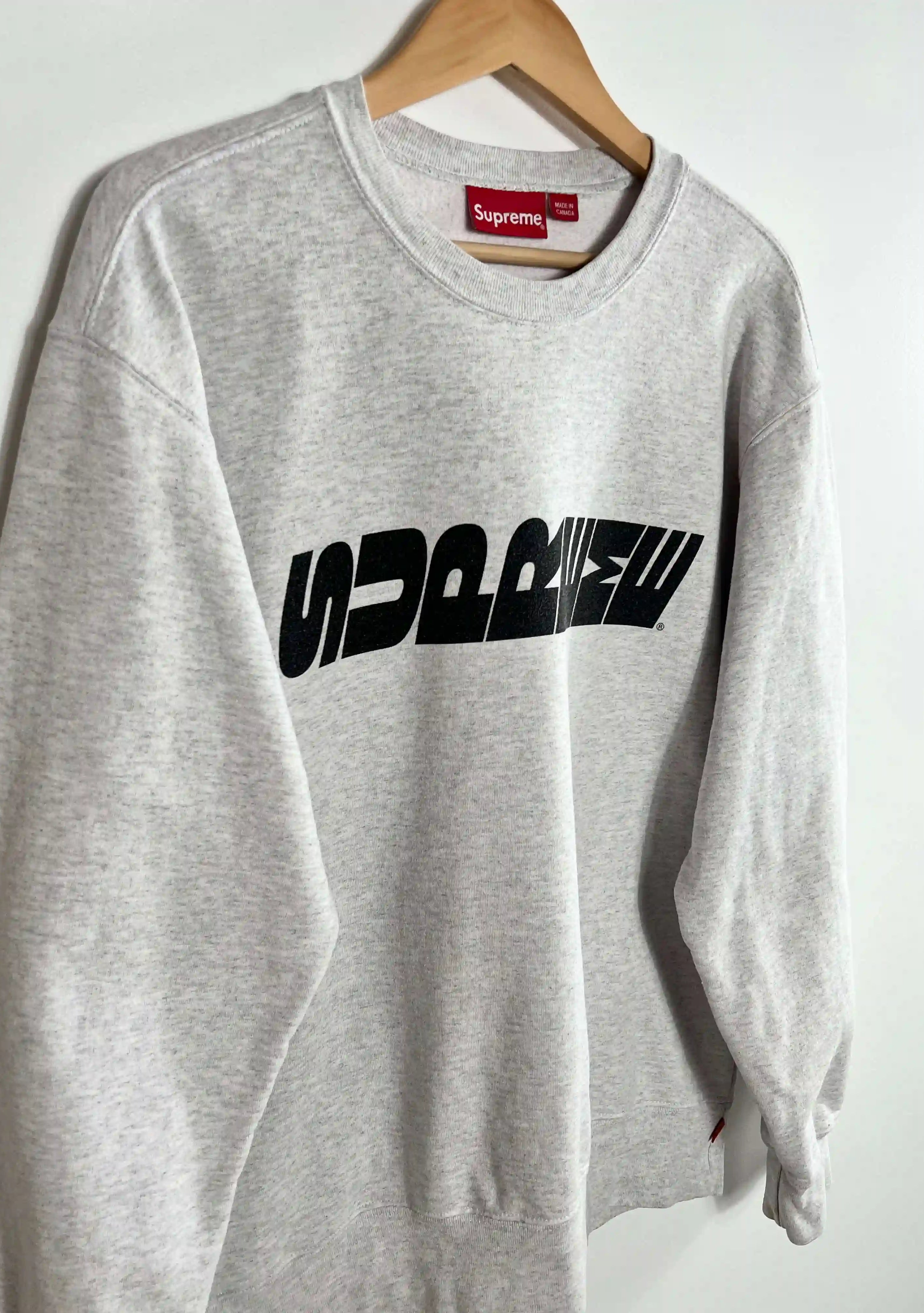 Suppreme Breed Crewneck Gris FW19 vue du logo supreme